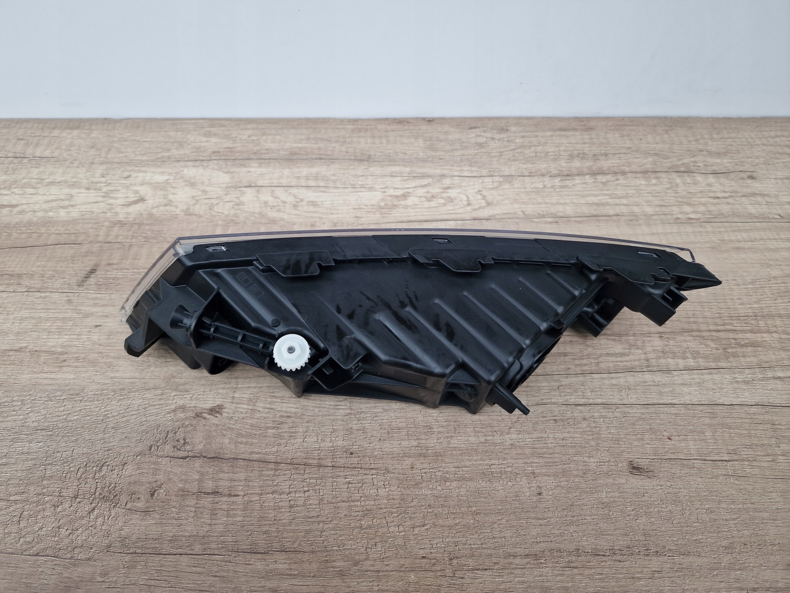 SKODA SUPERB 3 III LINKS NEBELSCHEINWERFER ORIGINAL HELLA