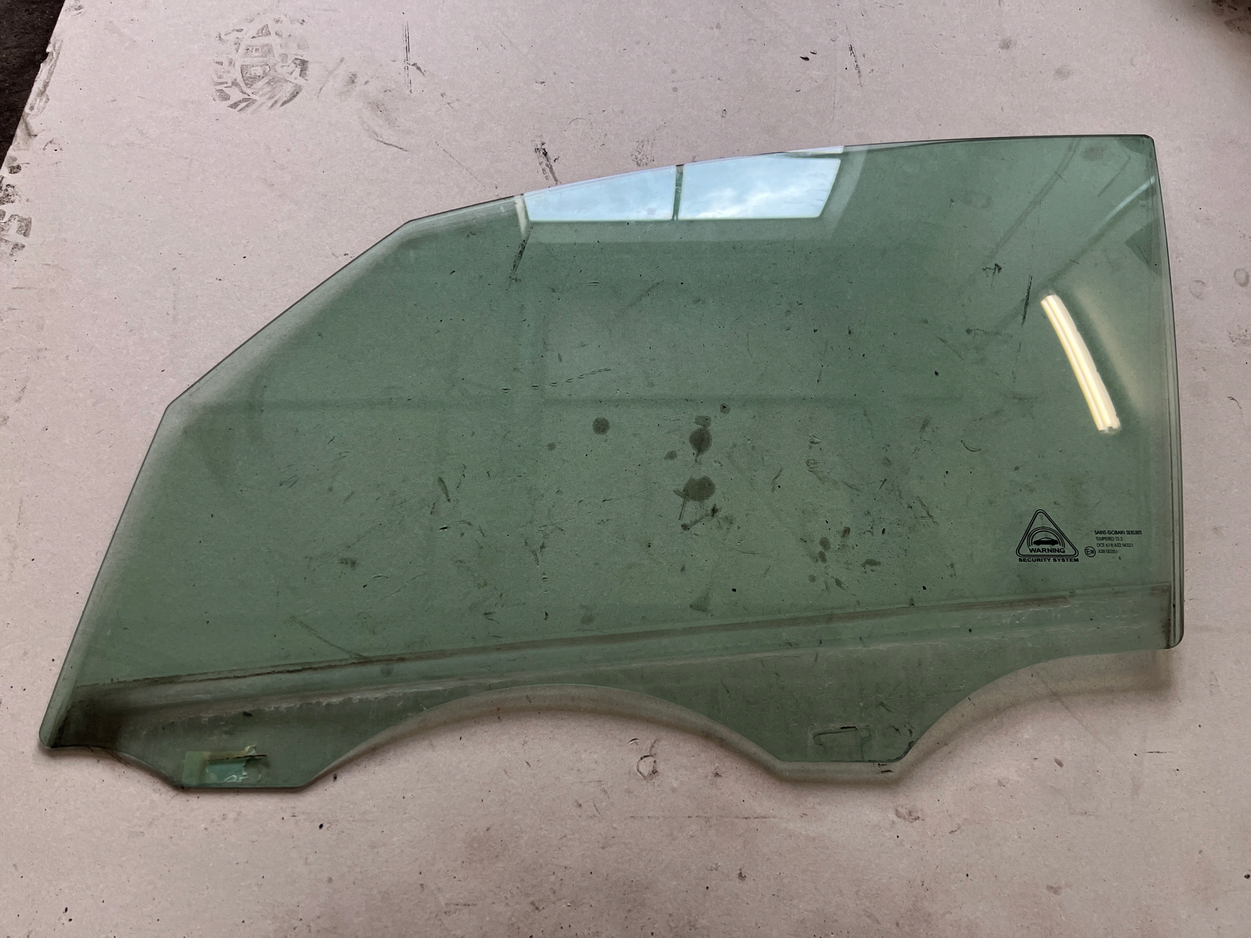 KIA VENGA СТЕКЛО ДВЕРИ ЛЕВЫЙ ПЕРЕДНИЙ ЛЕВЫЙ 2016 ГОД