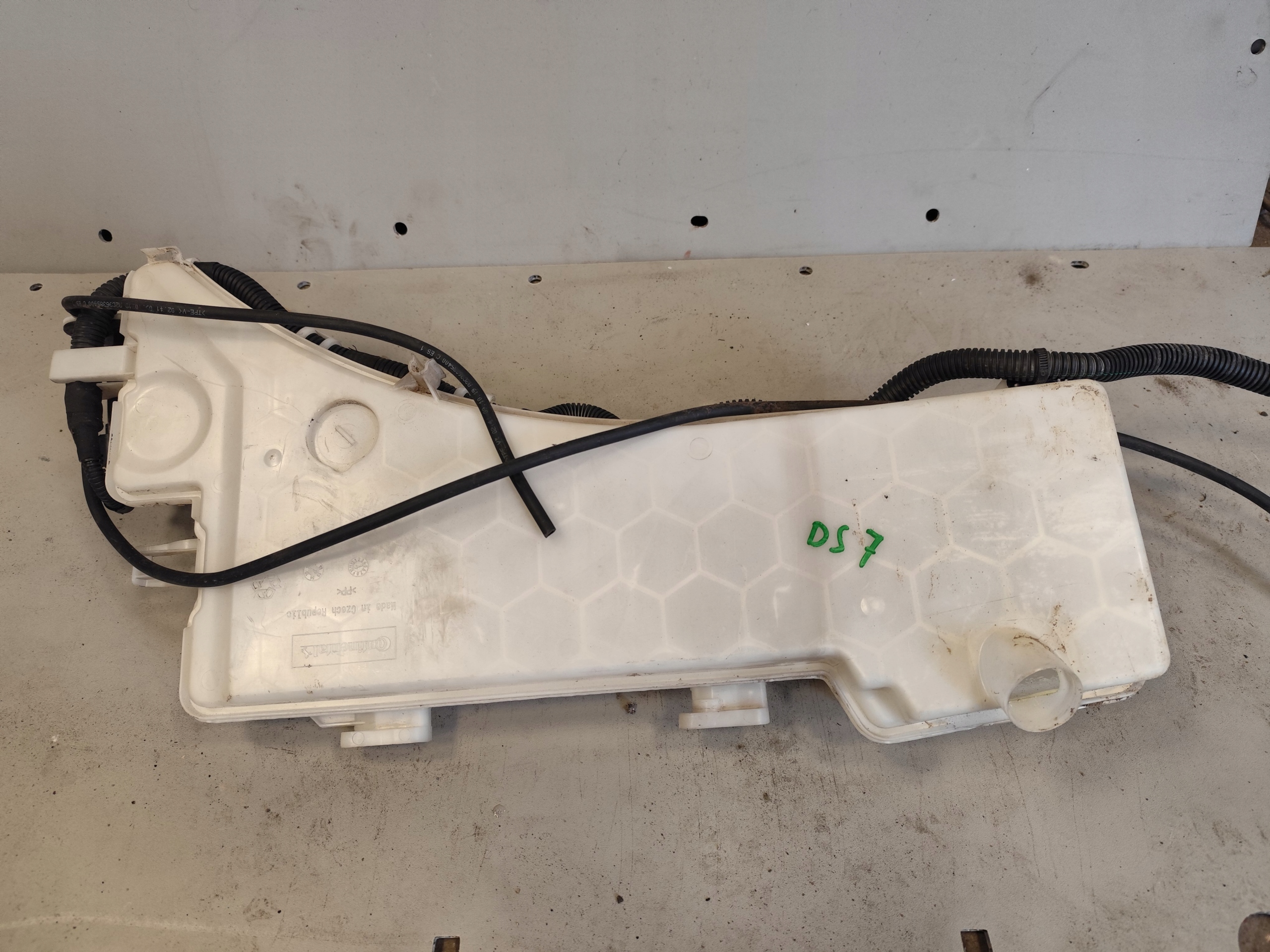 CITROEN DS7 washer fluid tank