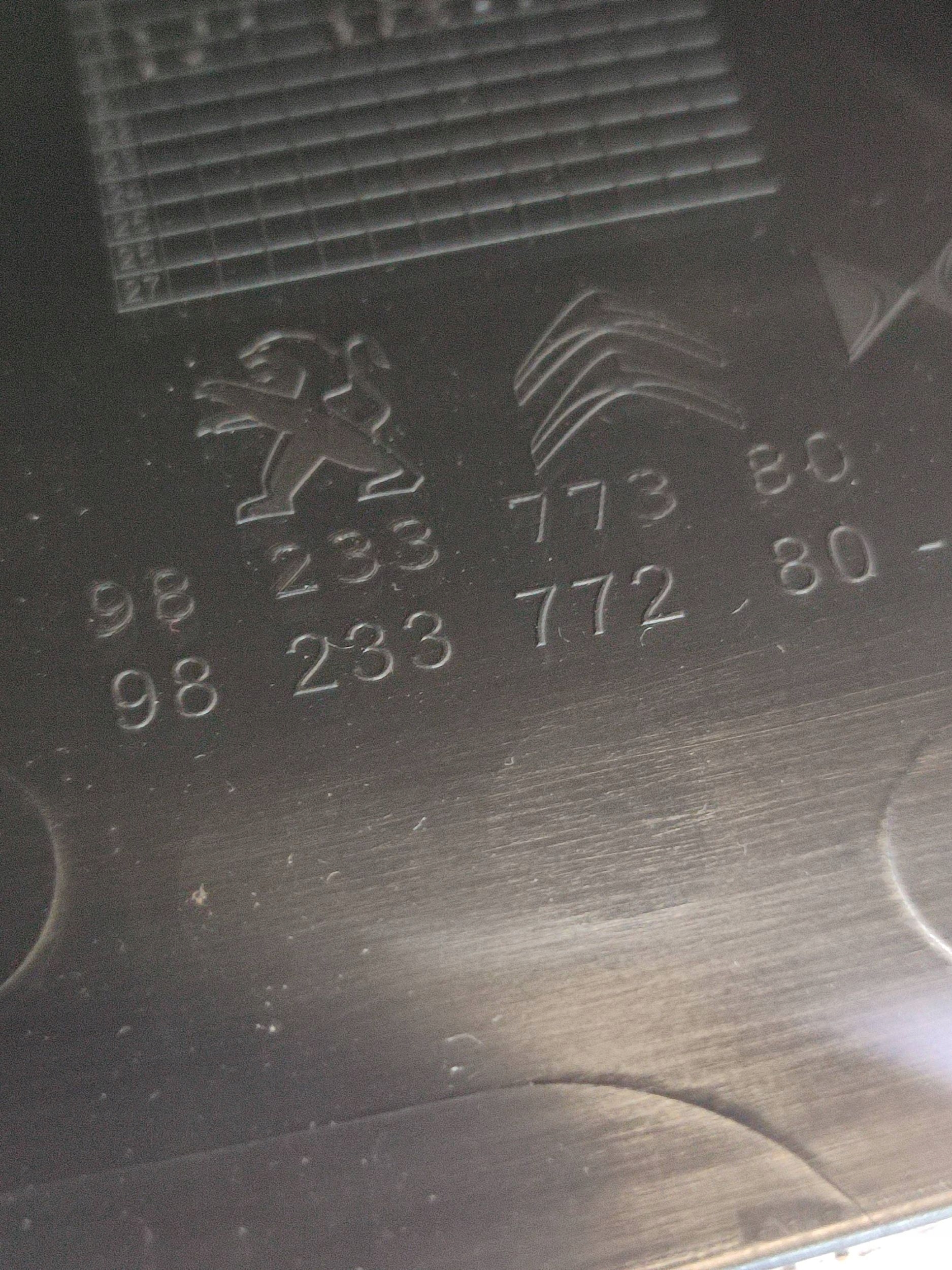 Peugeot 2008 II 2020 bracciolo tunelu srodkowego