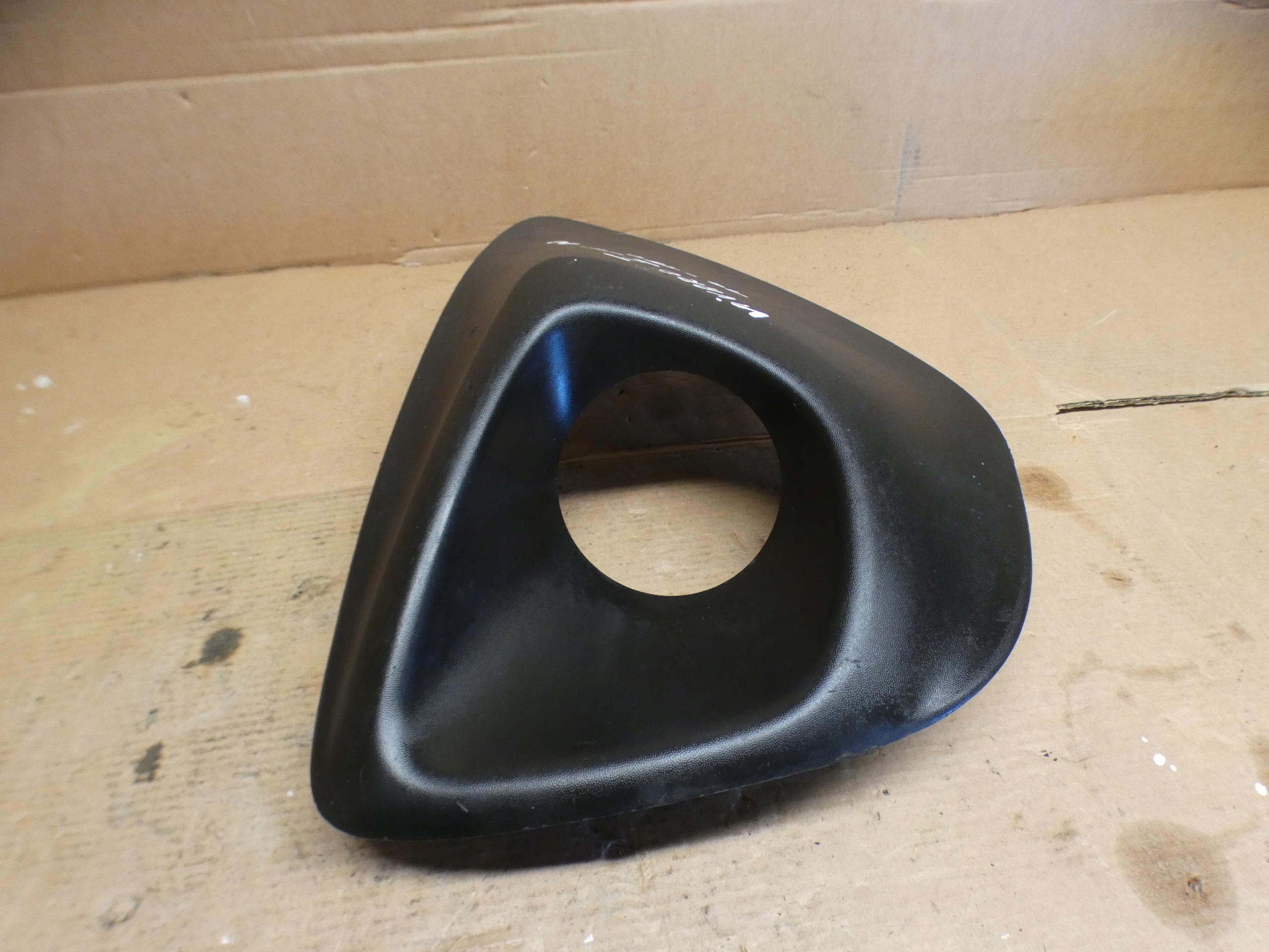 grid of a bumper Opel Vivaro B Trafic III left front 261A30411R