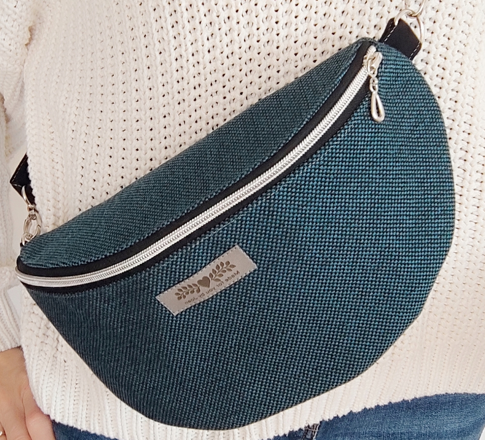 Tyrkysová ledvinka z pleteného boho materiálu, ledvinka přes rameno lehká