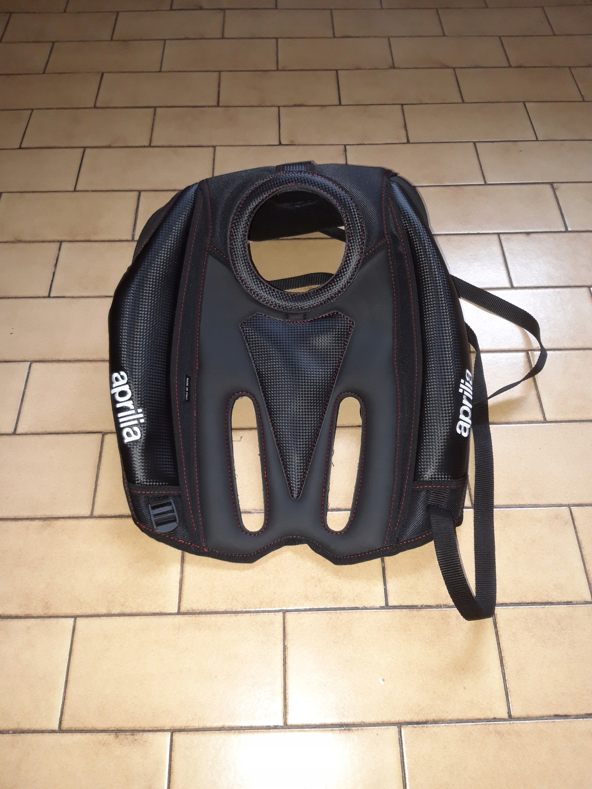 Aprilia RSV4 Tuono V4 крепление бака