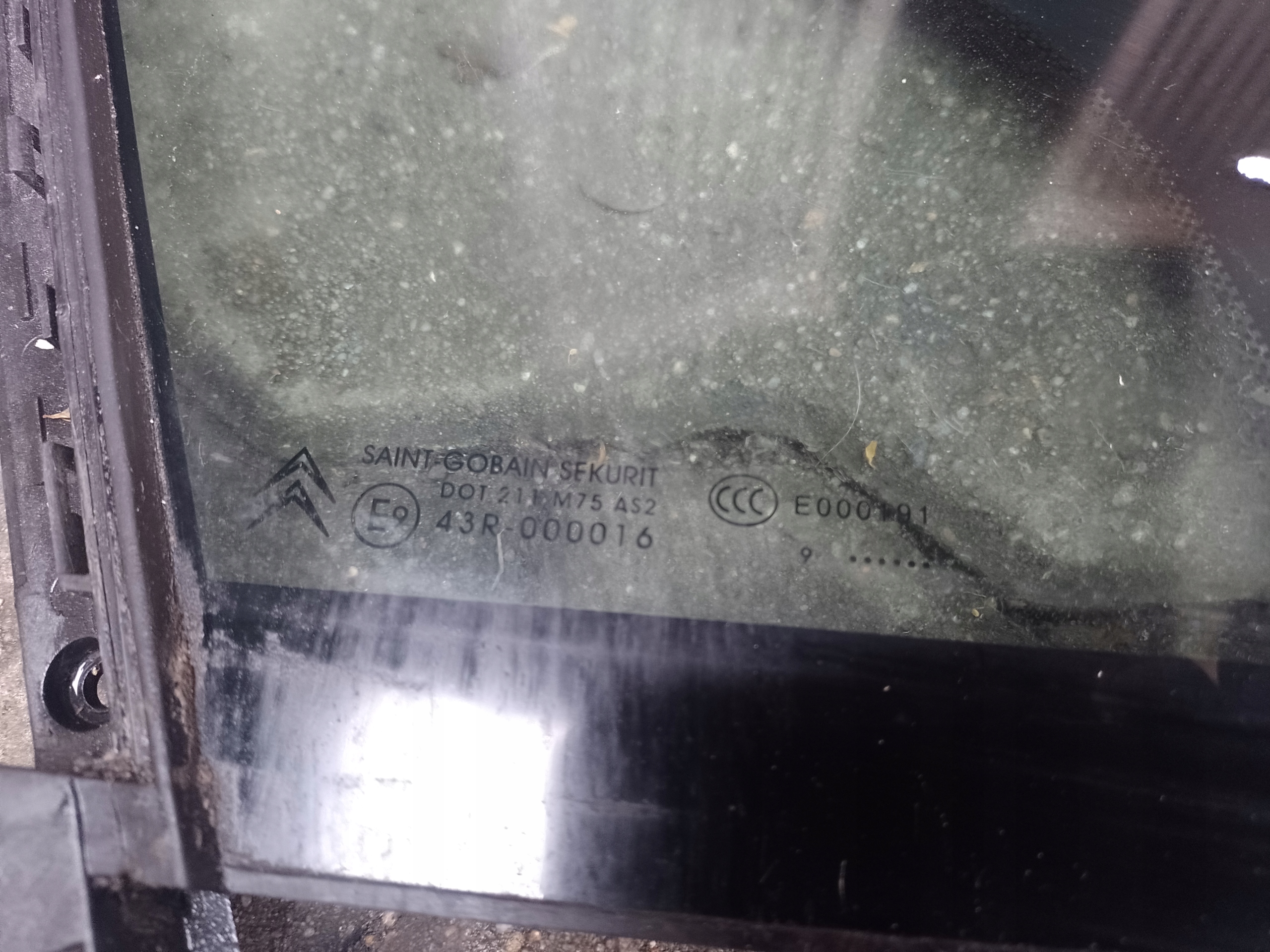 SZYBA TRÓJKĄTNA PRAWA PRZÓD CITROEN C5 Strona zabudowy przód - prawa