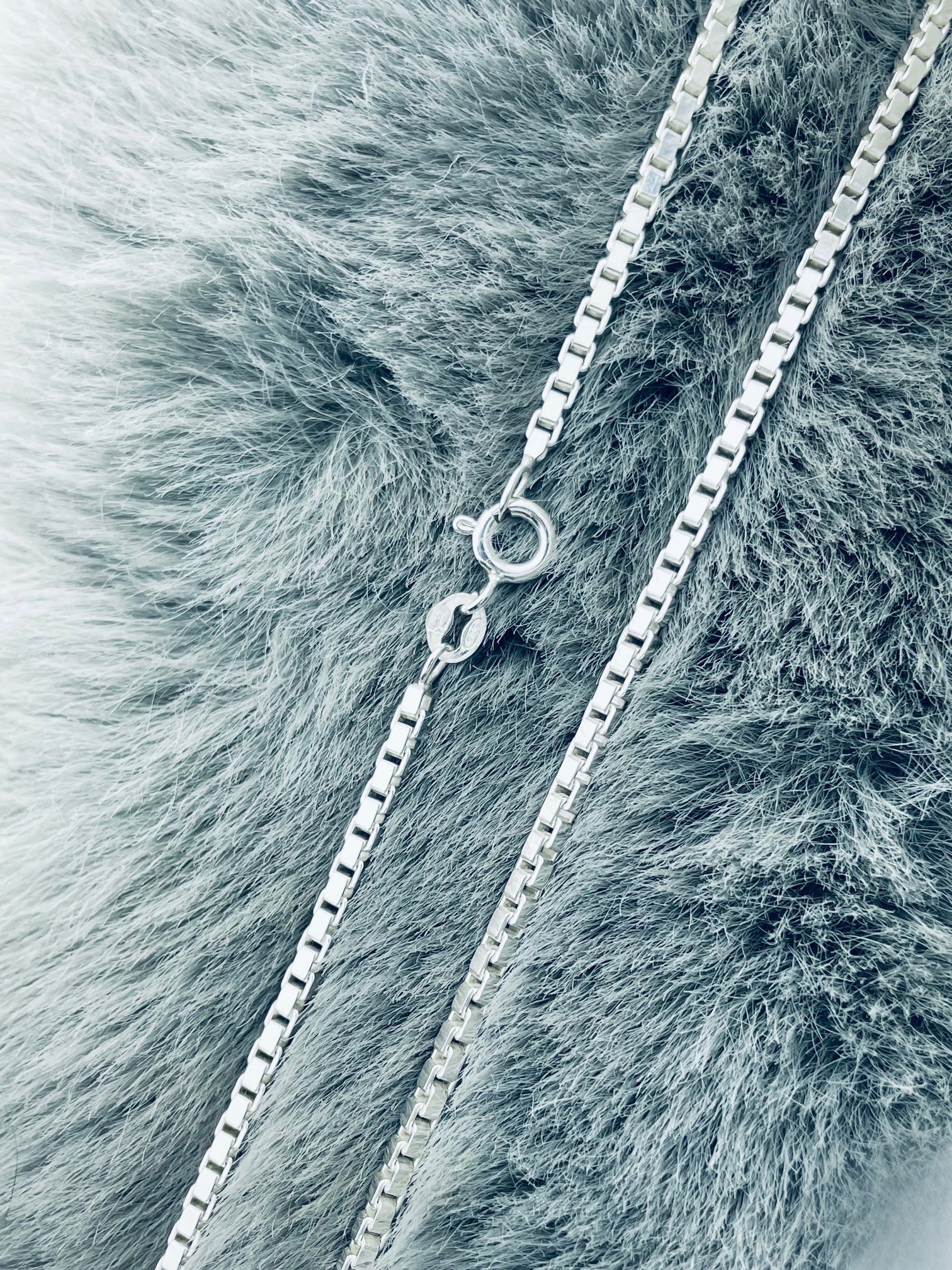 Stříbrný řetízek s kostkou