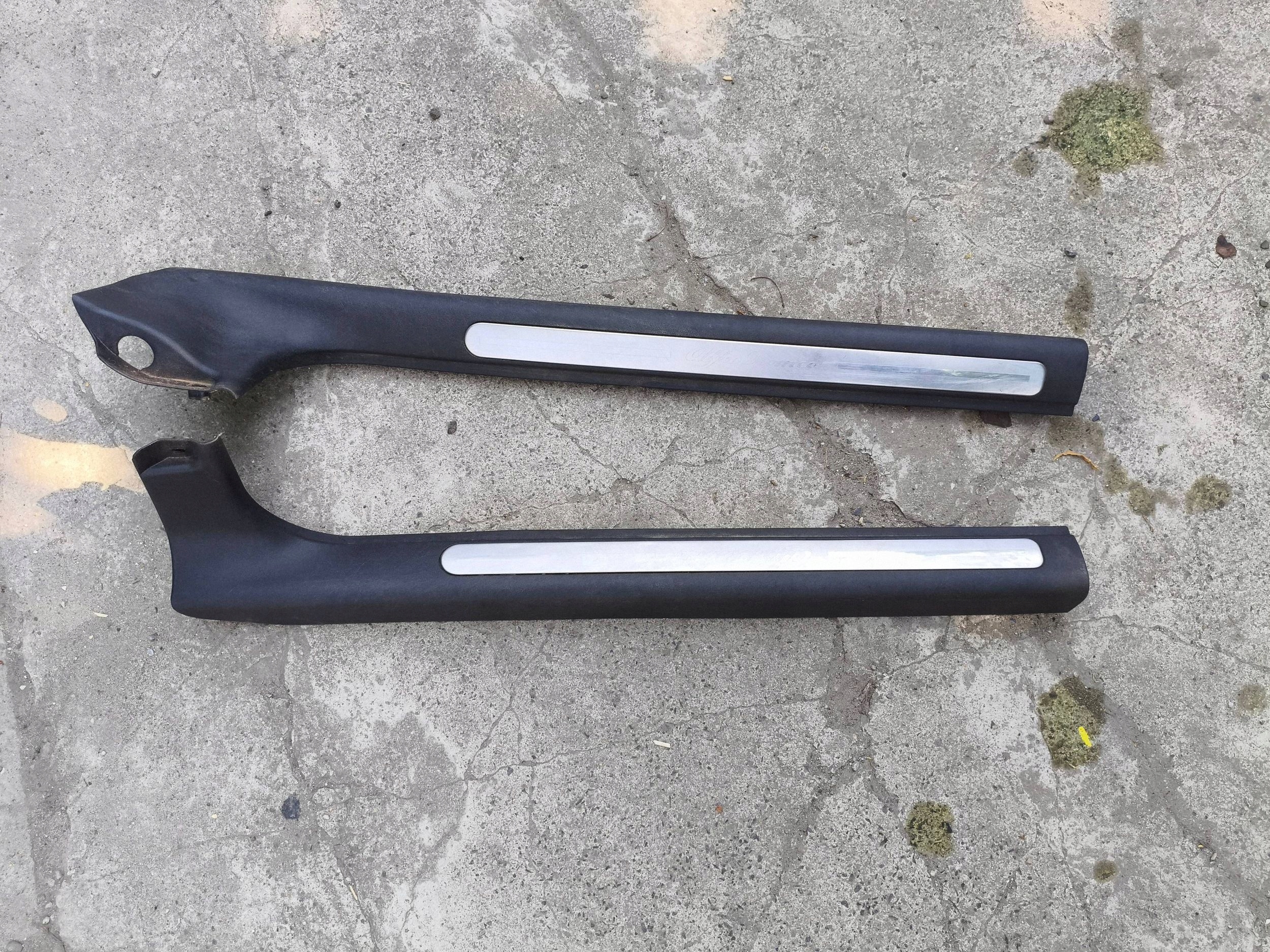 cover of the threshold inner right and left front Alfa Romeo 147 5D