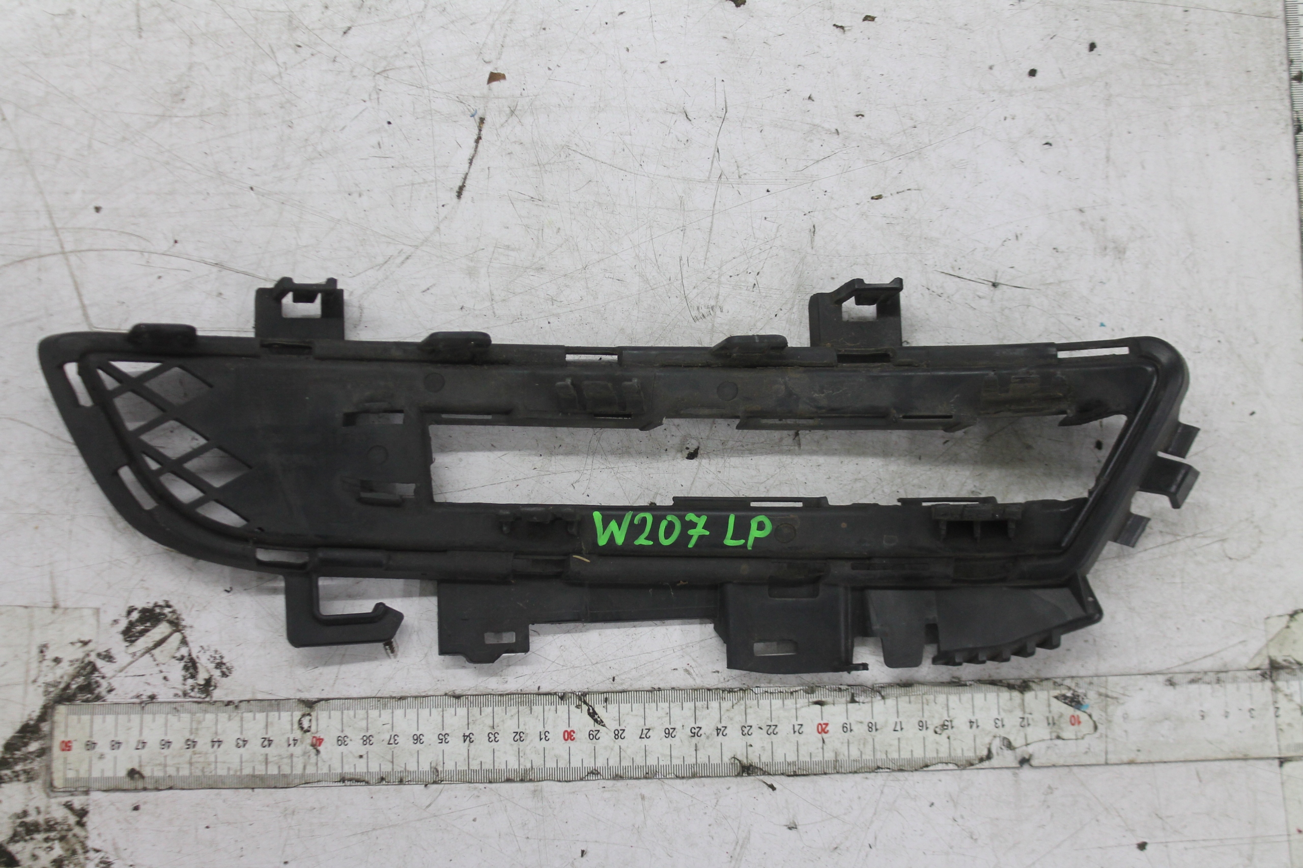 grid of a bumper left A2078801124 MERCEDES W207