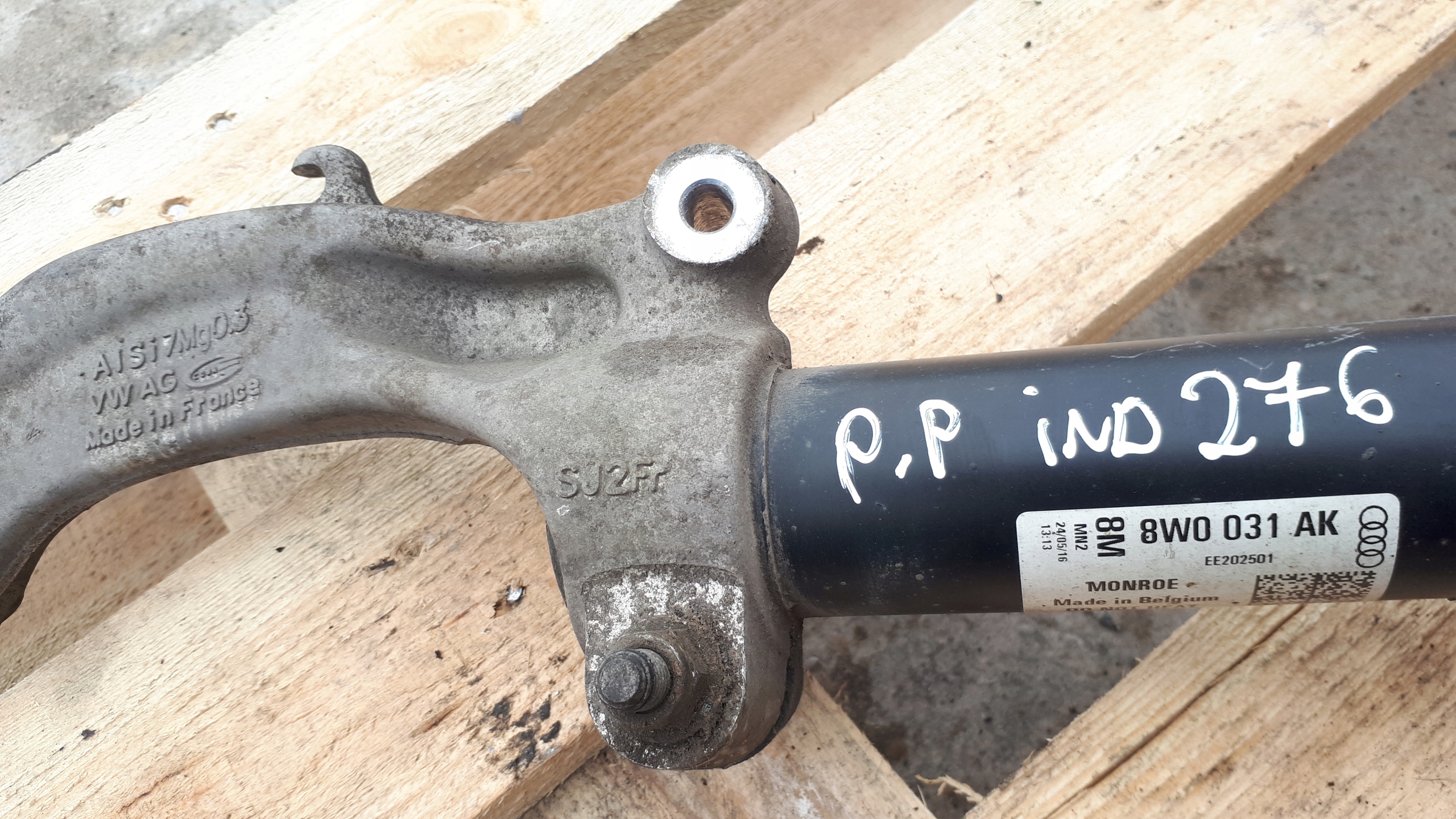 A4 B9 8W shock absorber right front front 8W0031AK