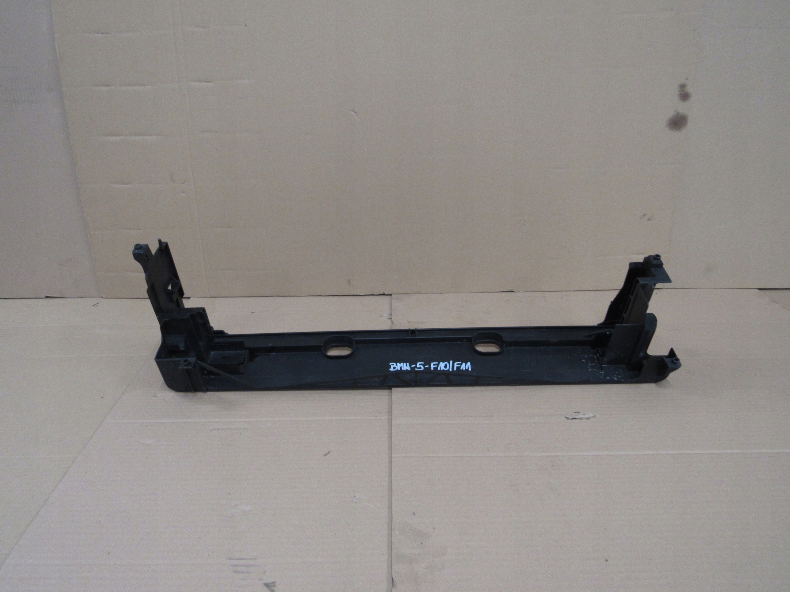 BMW 5 F10 F11 PODSTAWA POD CHŁODNICE