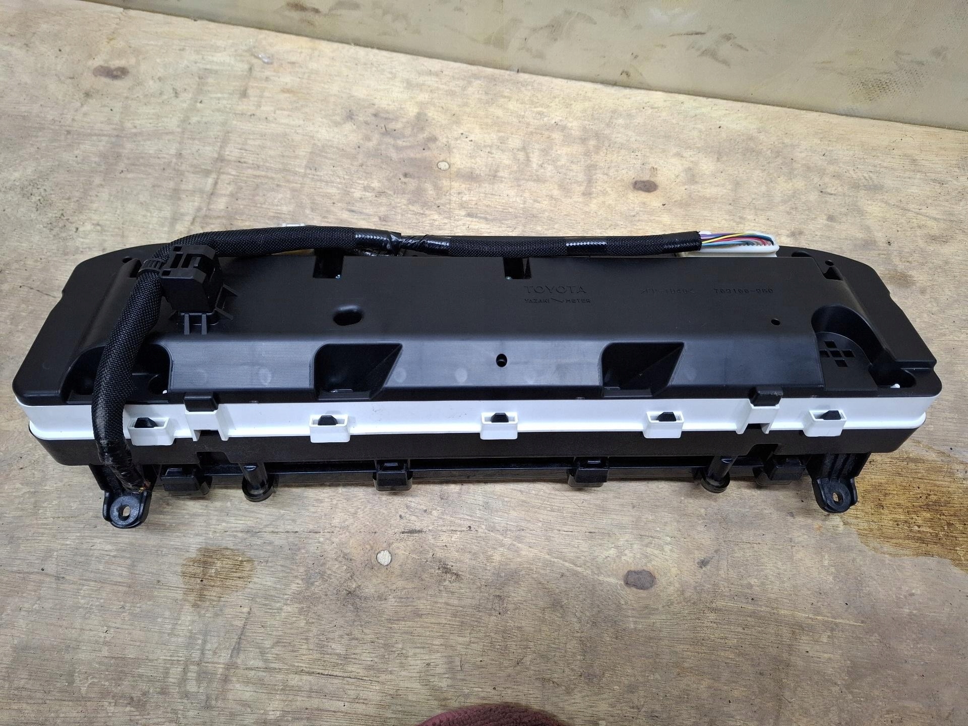 dials Toyota Prius plus ZVW40 2012 83800-47580