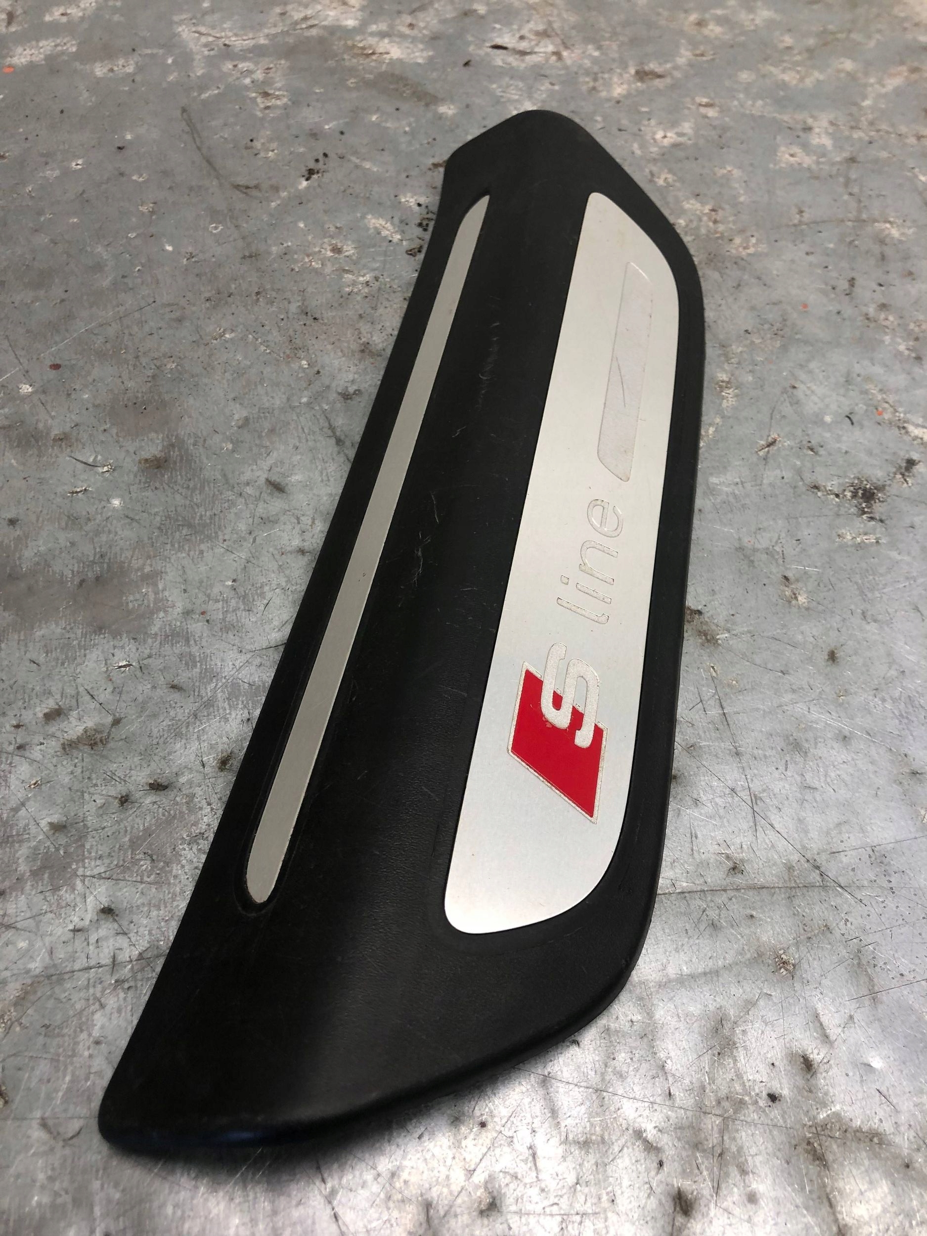 moulding threshold S-LINE right rear part AUDI Q3 8U 8U0853376B