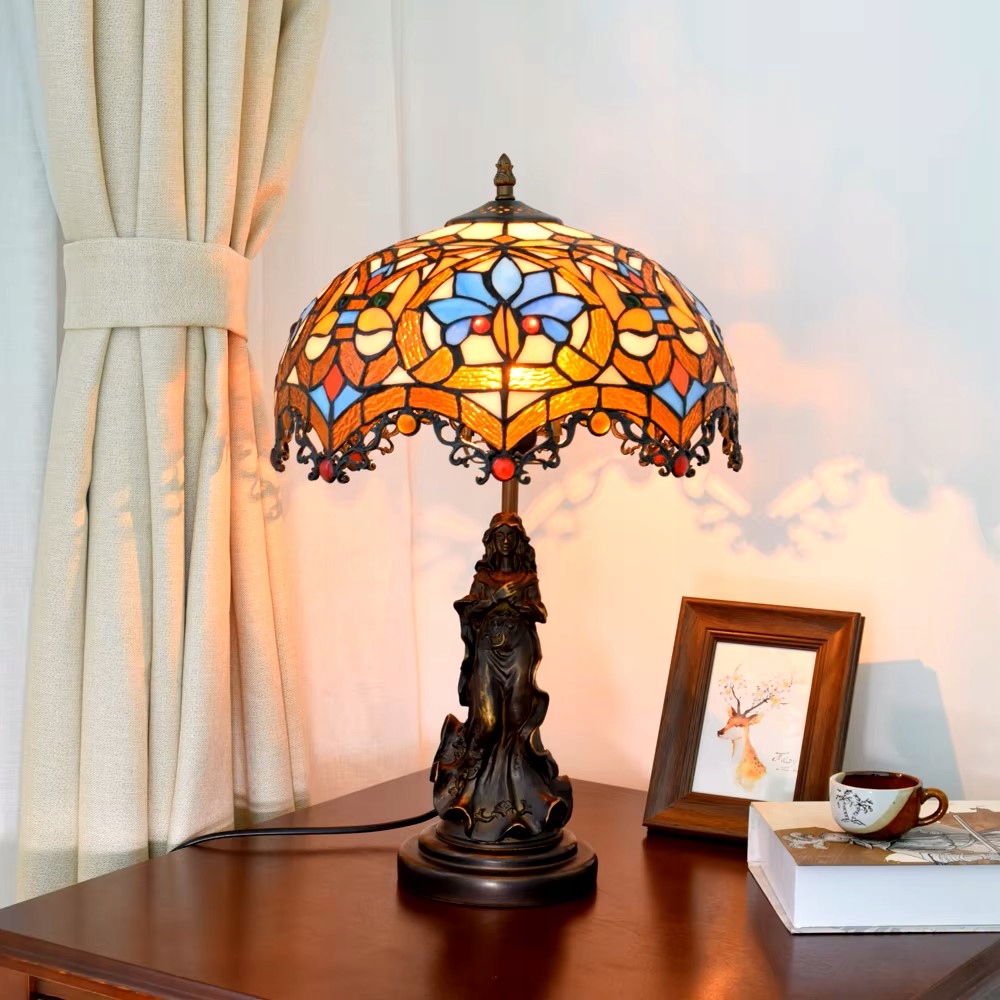 Lampa witrażowa w stylu Tiffany. Kobieta baroku
