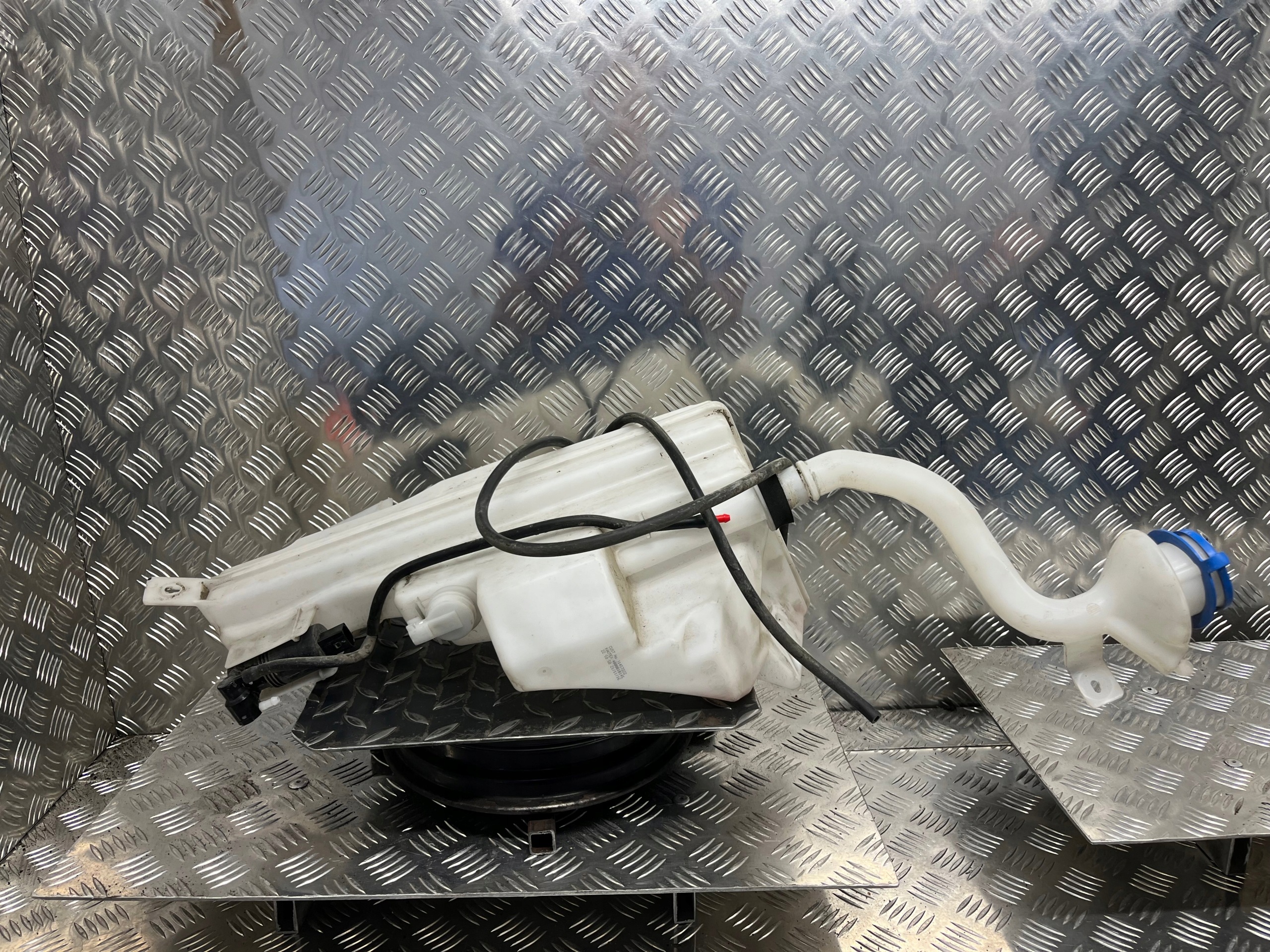 washer fluid tank VOLVO XC90 II T6 2019 31349385