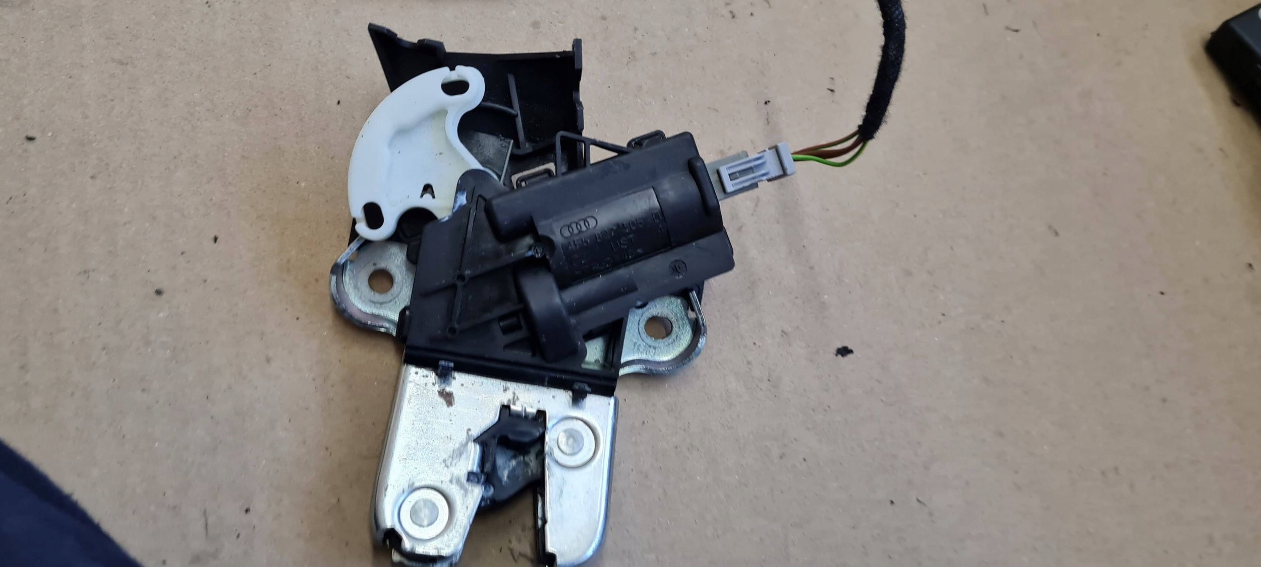 A5 8T LIFT S5 lock bonnet boot rear part 4F5827505D A4 B8 S4