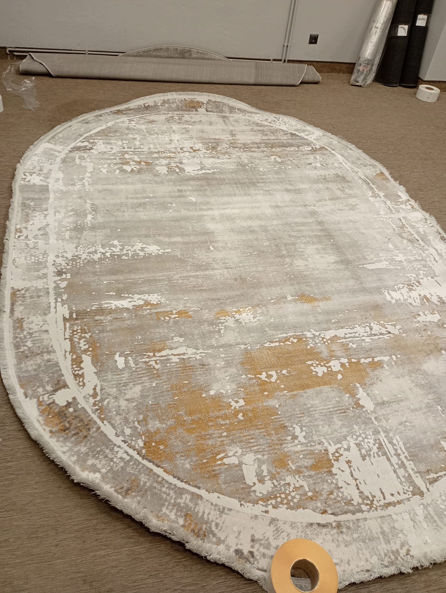 Koberec oválný do obývacího pokoje 240x340 cm, vícebarevný, měkký vlas, plyšový