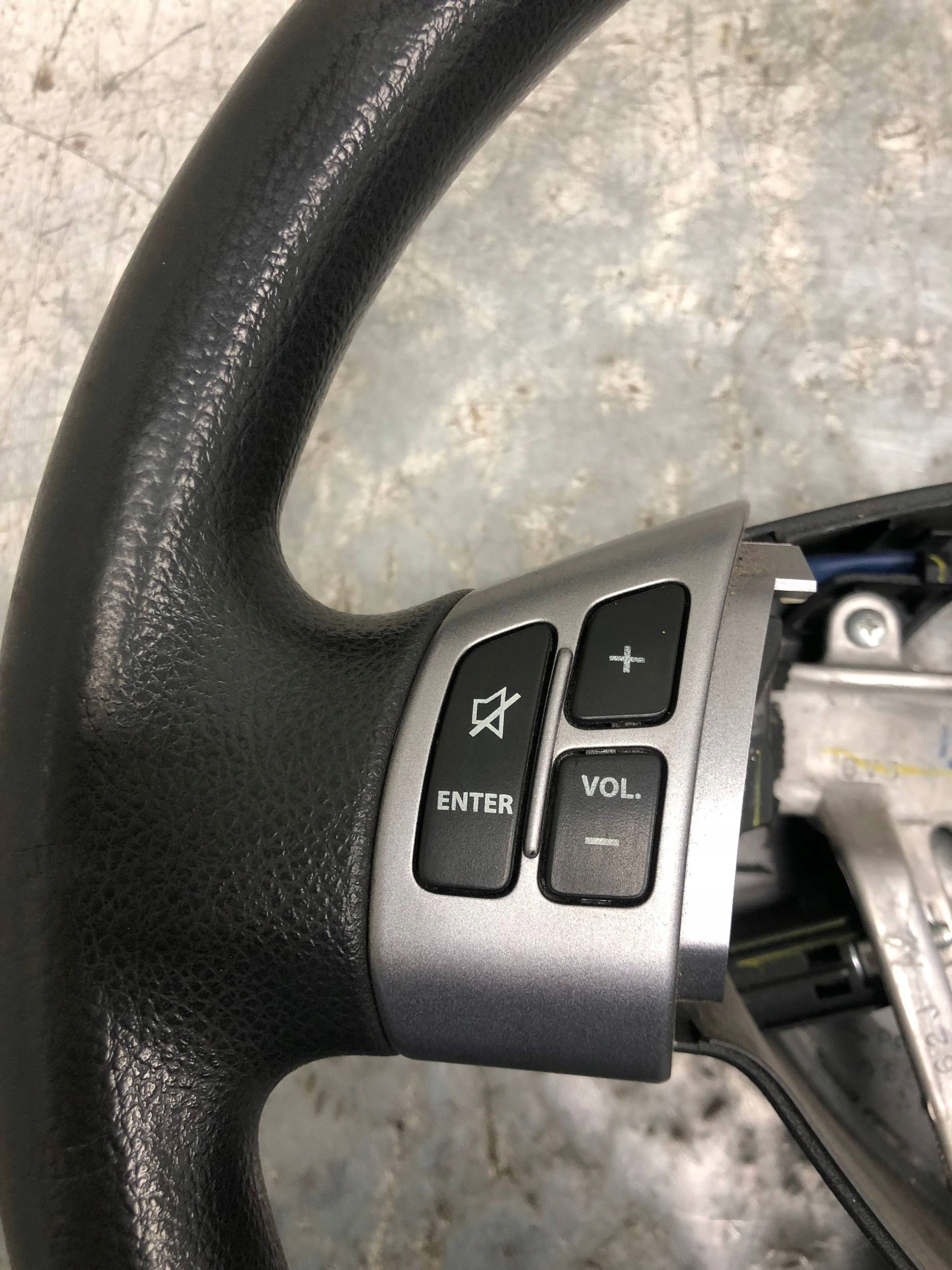 lenkrad PIANKA MULTIFUNKCJA SUZUKI SWIFT MK6 GS131-05610