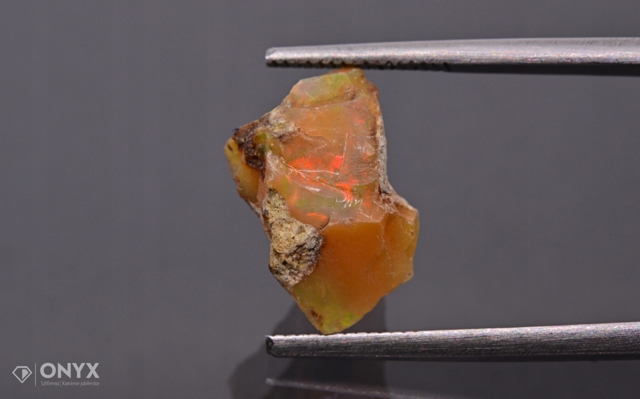 Opal z Etiopie hrudka 14x9 mm