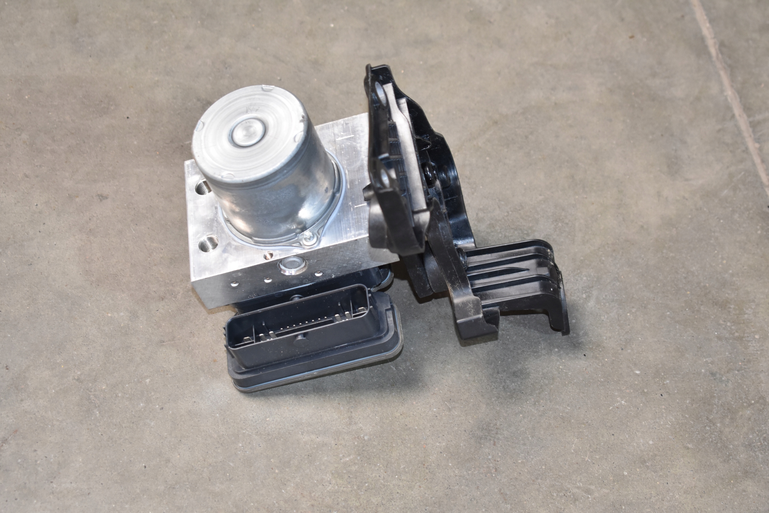IDEALNA pump control unit ABS MERCEDES W206 C63 1