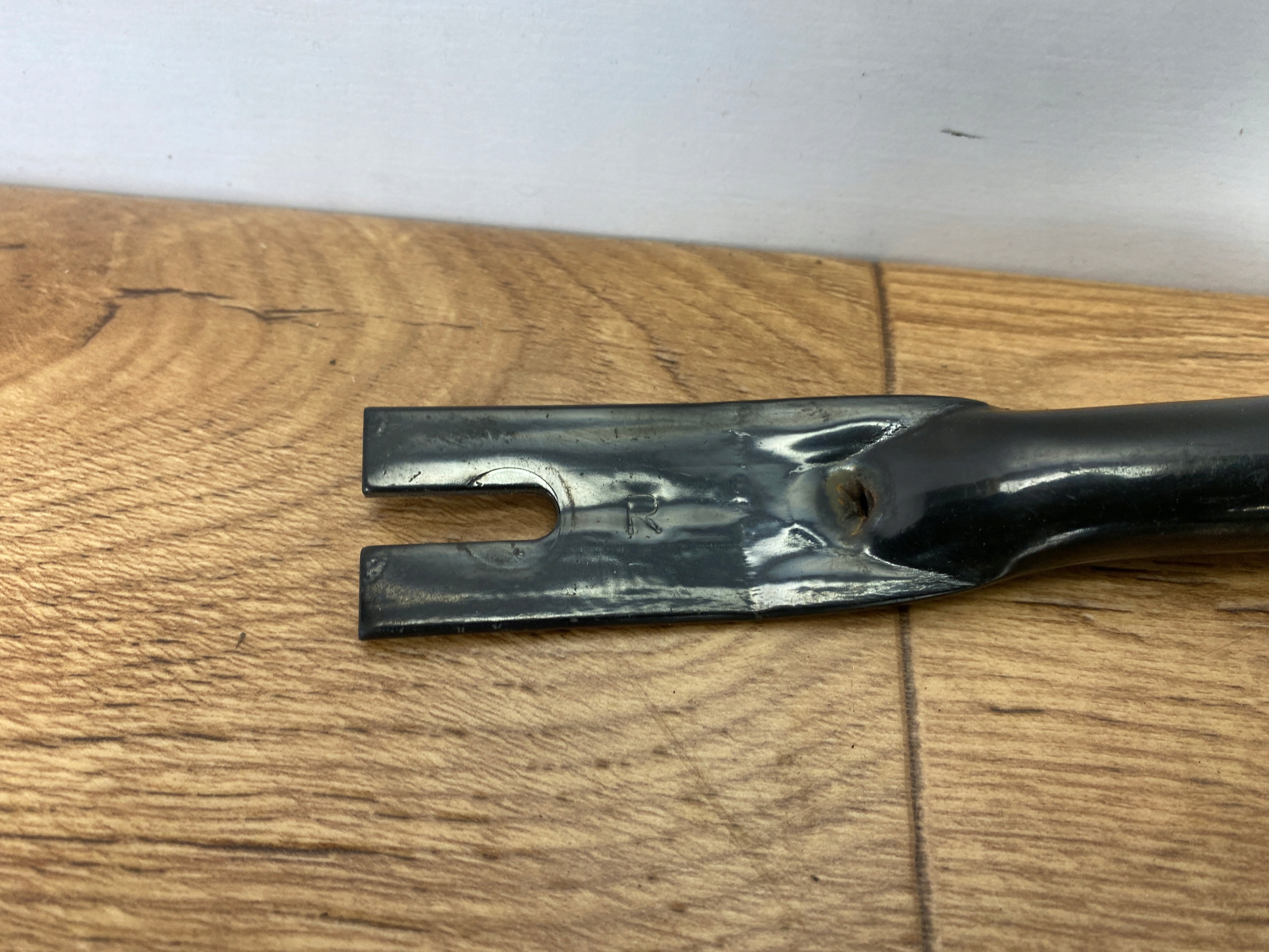 wall support of the rear right right Dodge Challenger 2015+ USA