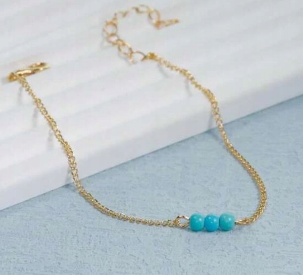 Zlatý dámský náramek z mědi zdobený tyrkysovými kuličkami 18-23 cm