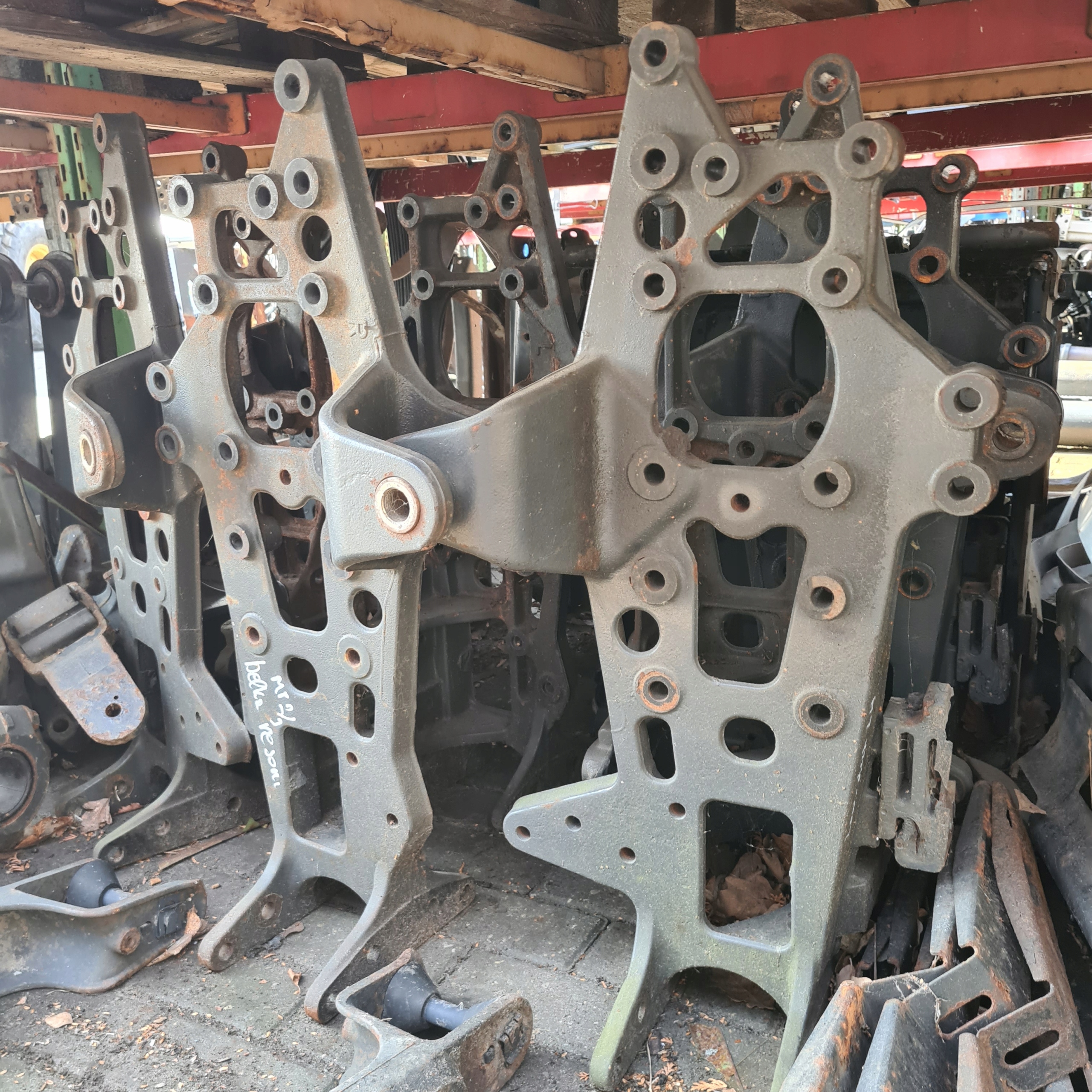 A9303221301 A9303221401 - ACTROS MP 2, 3 ЧАВУННА ПРУЖИННА РАМА