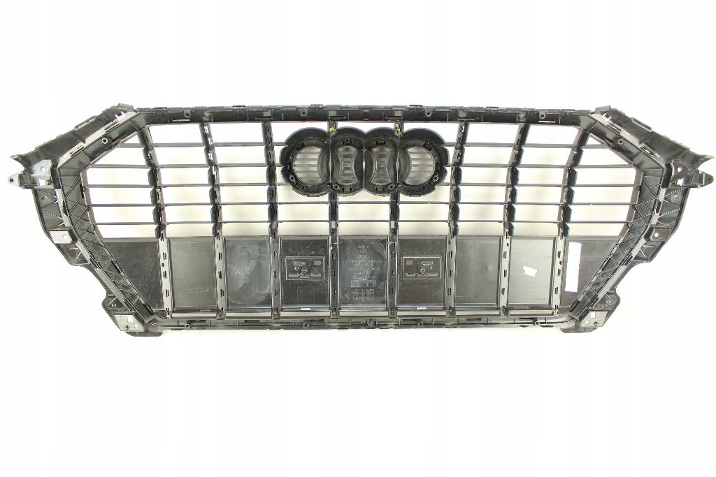 решетка радиатора Q3 II черный 2018- 83A853651B