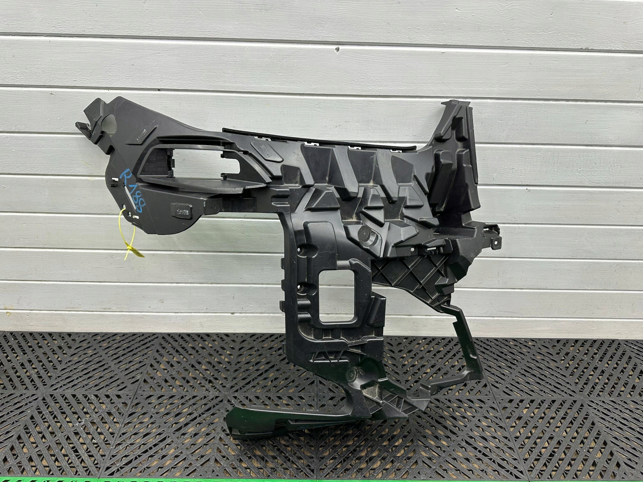 bumper bracket of the front front BMW X5 G05 8085628