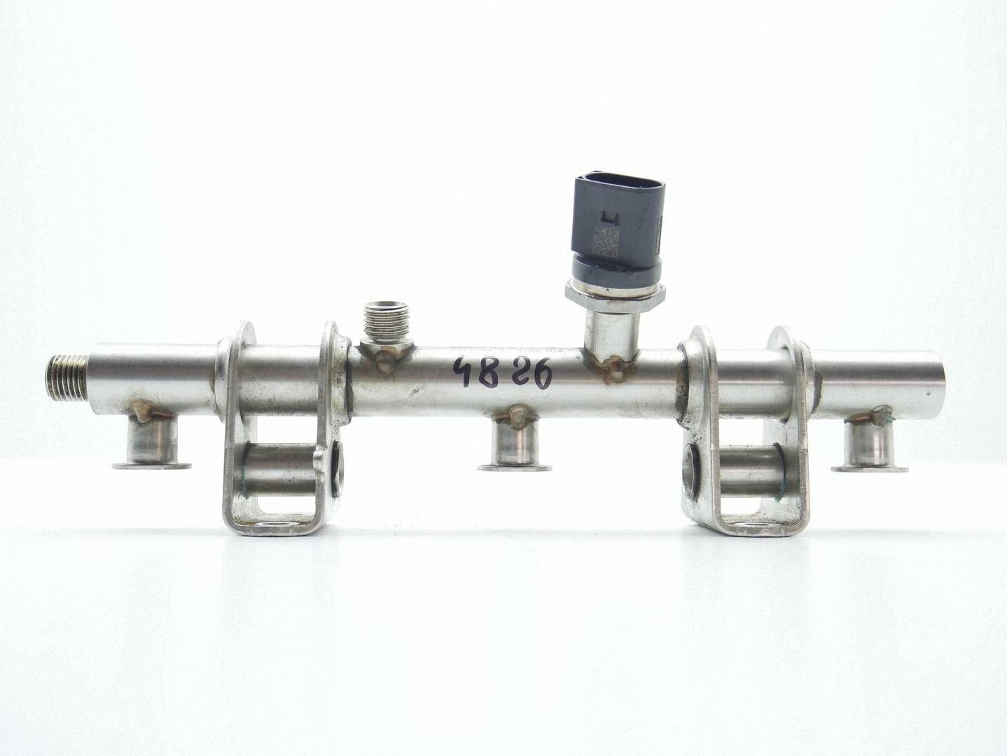 injection ramp of the fuel sensor PORSCHE MACAN 95B 3.6 TURBO 94611011800