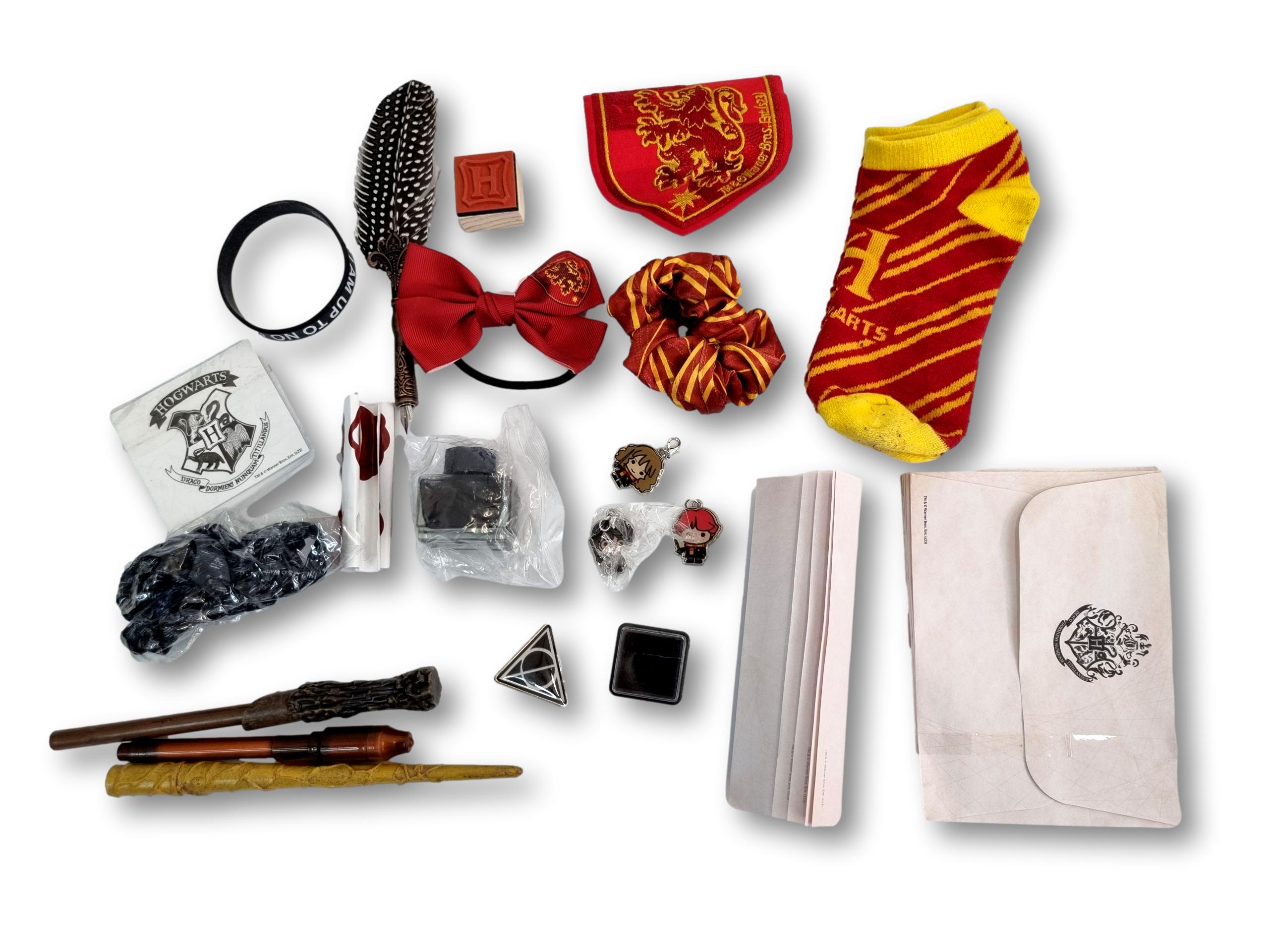Адвент-календарь Harry Potter 2021 в форме куба, 24 сюрприза: украшения, аксессуары и носки — фото 5
