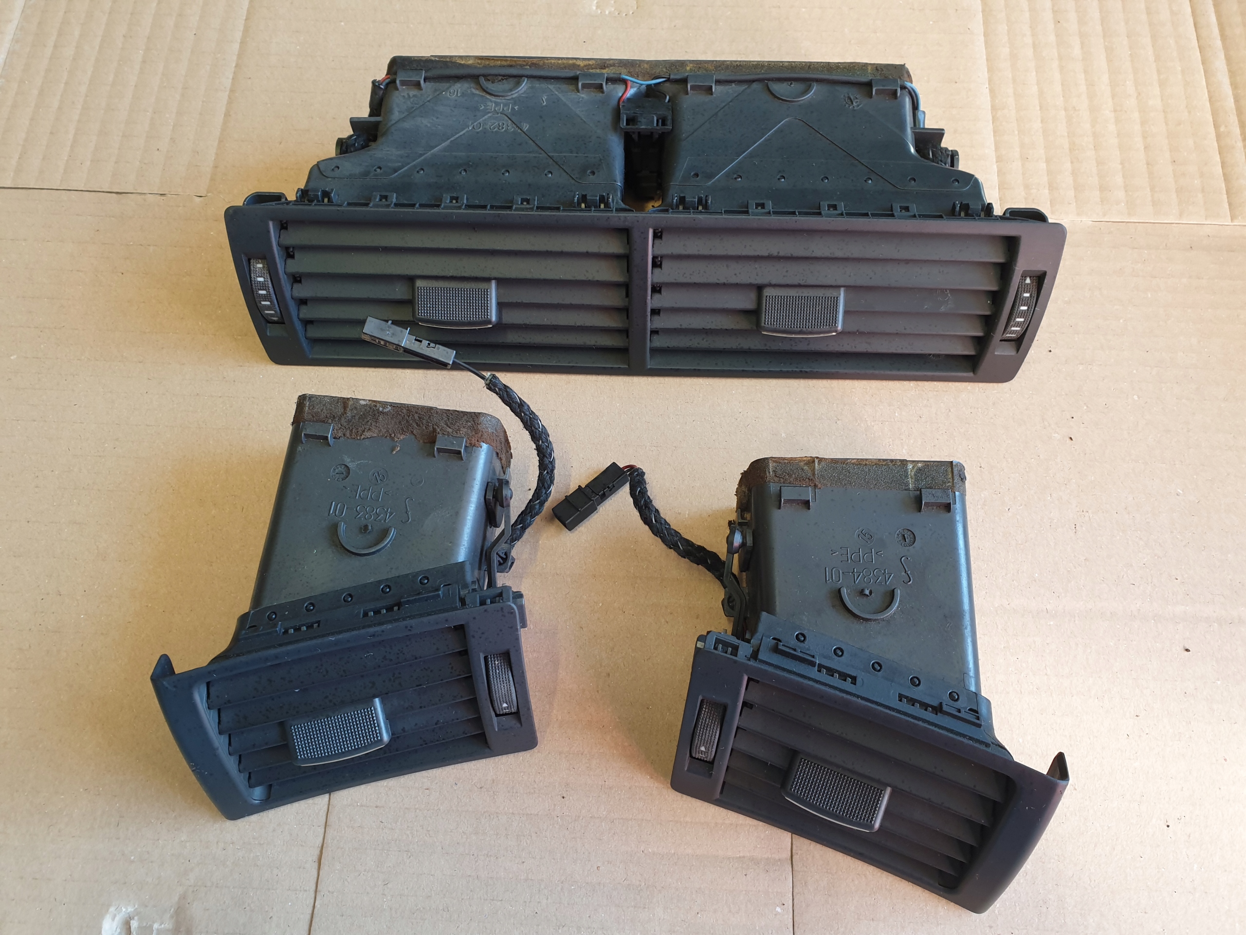 KRATKI WENTYLACYJNE grid AUDI A4 B7 05- 8E0820902F 8E0820901F 8E0820951H