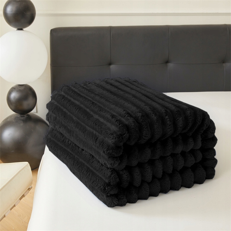 Koc 200x220 pluszowy wytłaczany w grube pasy puszysty narzuta czarny EAN (GTIN) 5907190410020