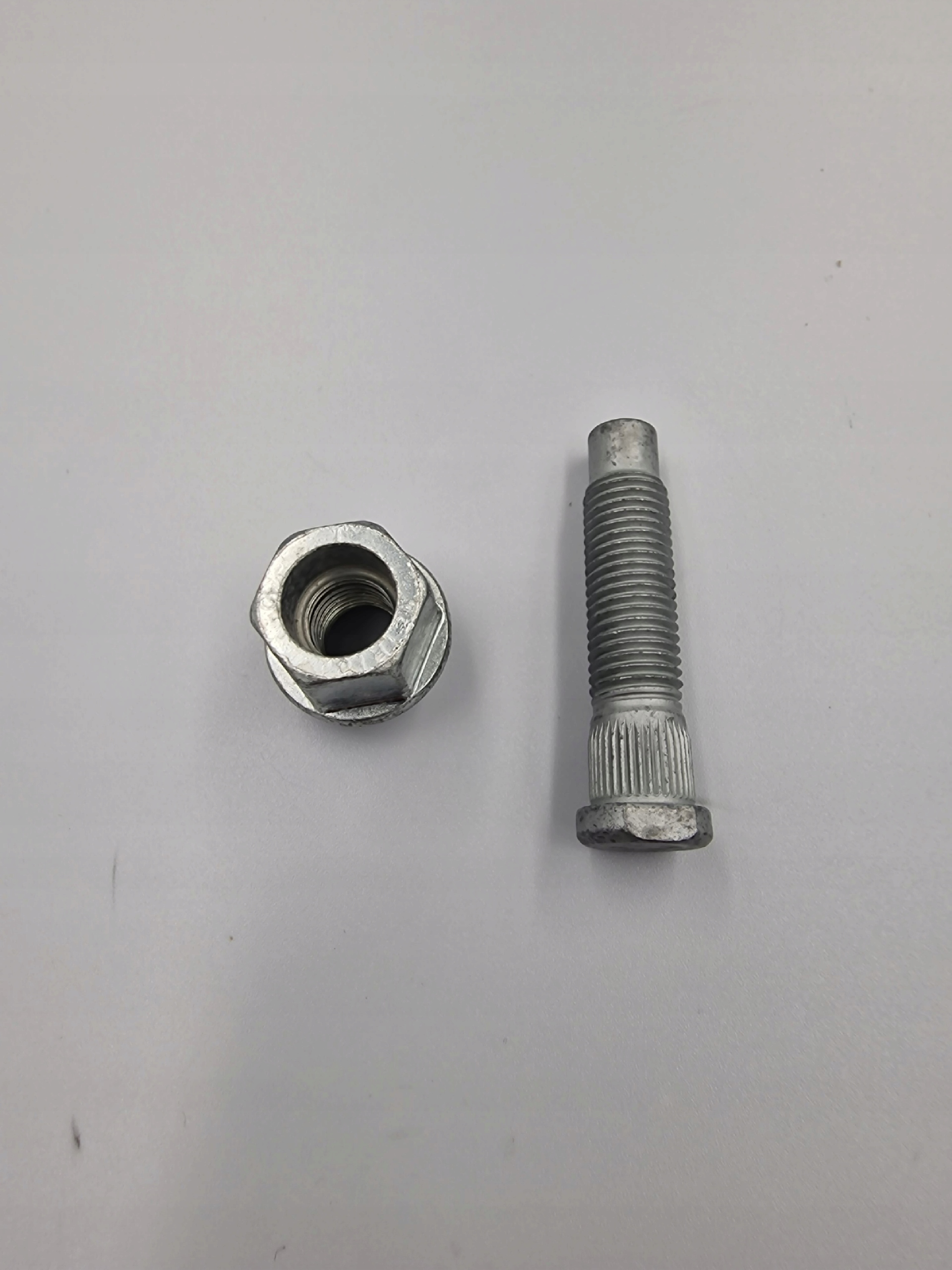 Oryginalna szpilka koła z nakrętką Opel Astra J