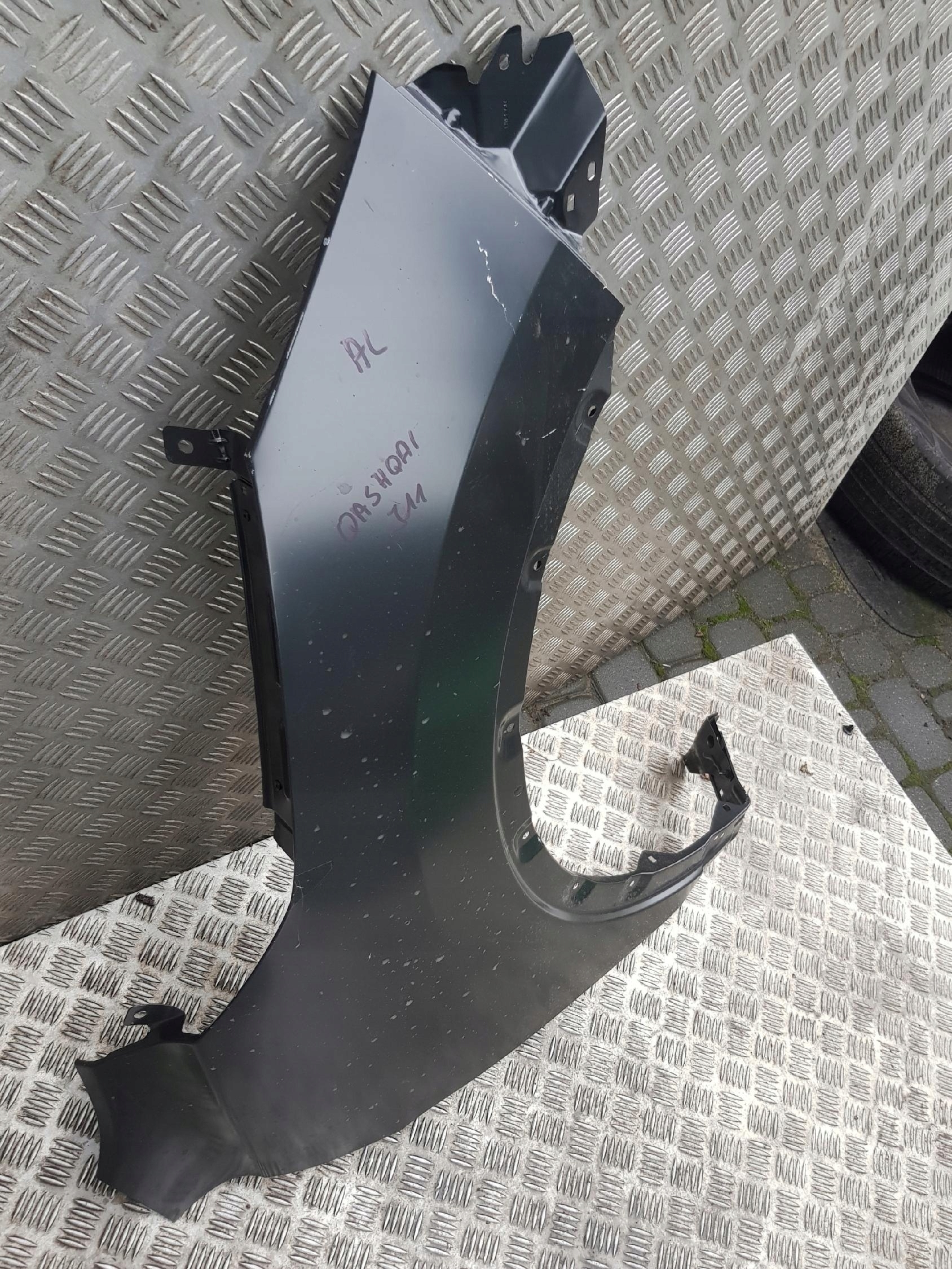 Błotnik prawy przód Nissan Qashqai J11 Producent części Nissan OE