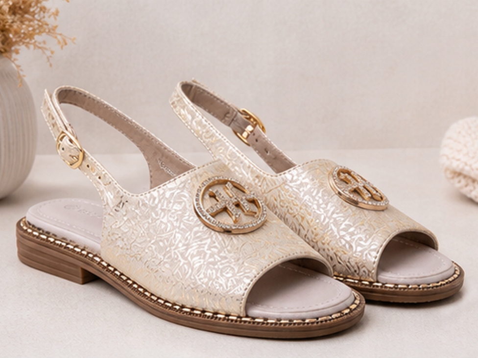 Zlaté dámské sandály – elegantní, s ozdobnou sponou a páskem typu slingback 38