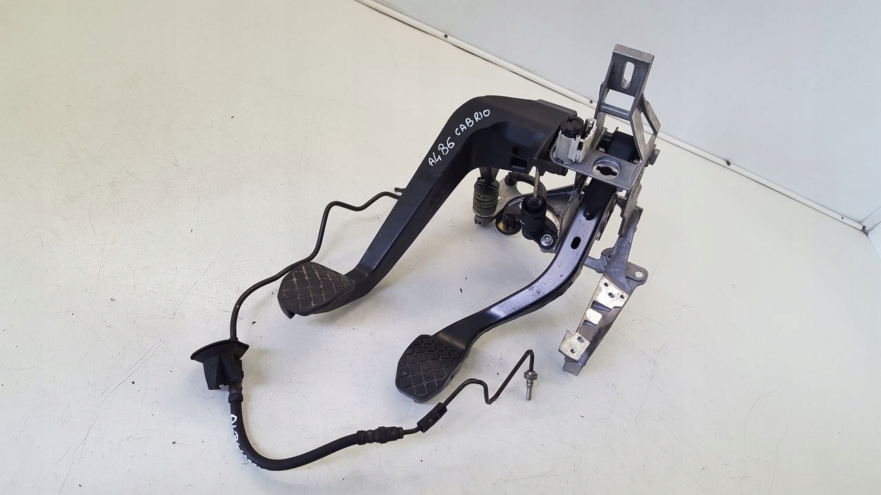 pedale komplet 8E1721117A Audi A4 B6 2,5 TDI