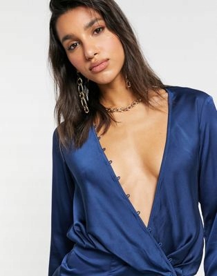 GRANATOWA SATYNOWA SUKIENKA Z DEKOLTEM V 42 1ACV Fason kopertowa