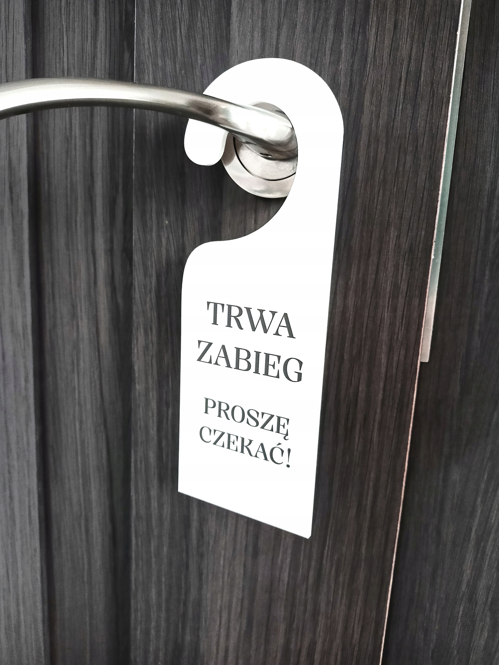 AKRYLOWA ZAWIESZKA NA DRZWI NIE PRZESZKADZAĆ TRWA ZABIEG kolory LOGO