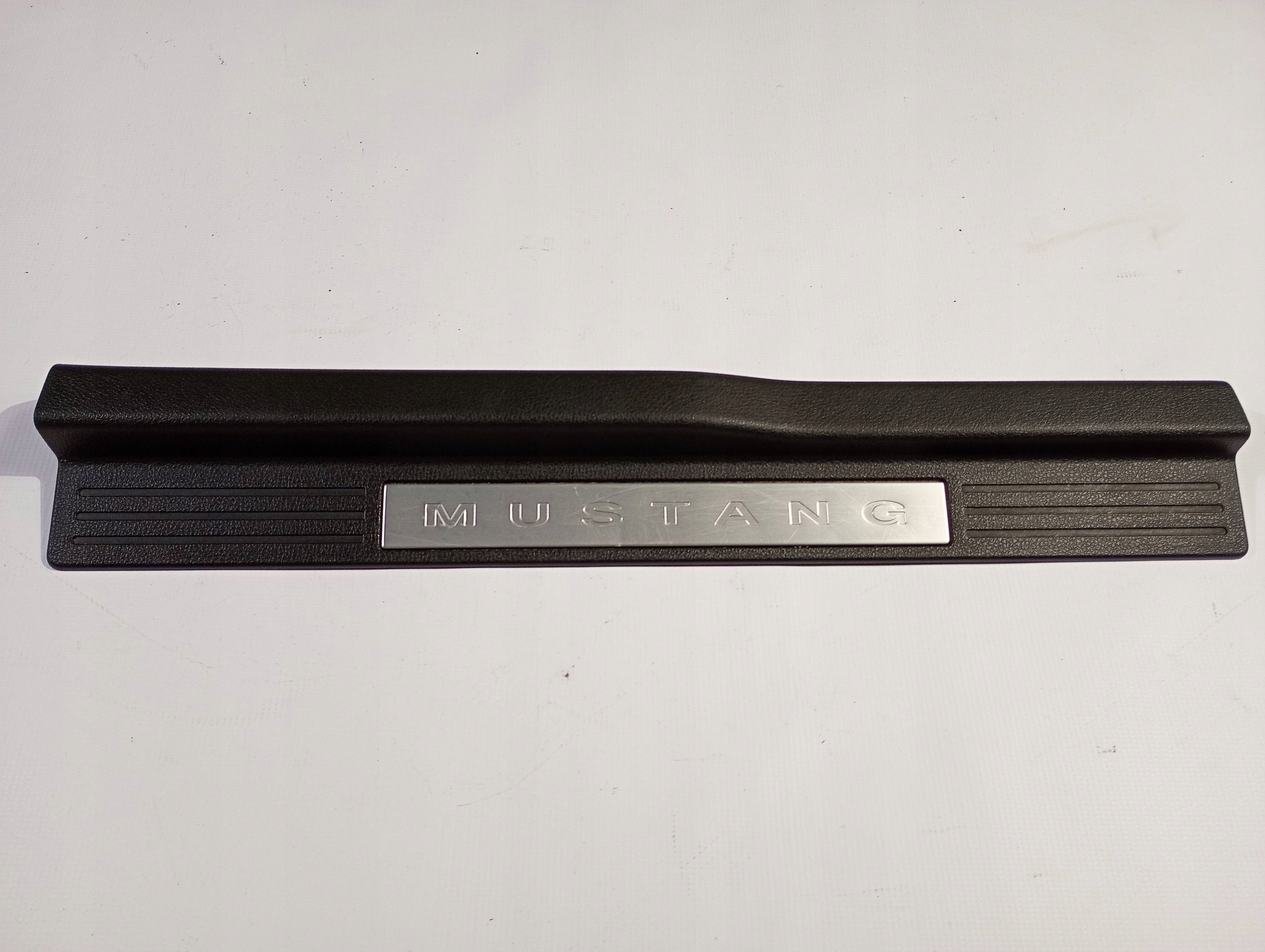 cover moulding of the threshold inner right side Ford Mustang V 2005-2009