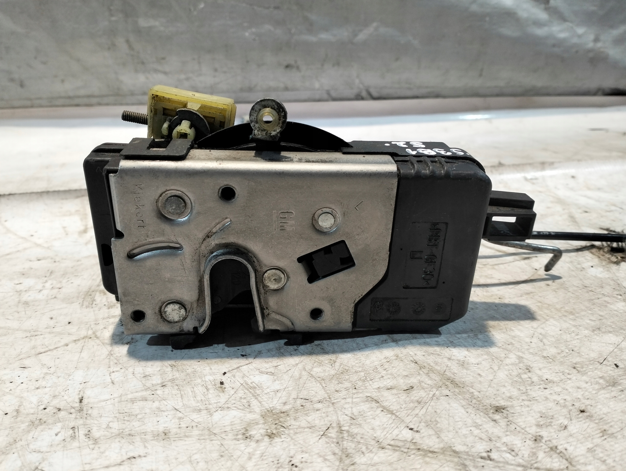 lock door left front OPEL VECTRA C KOMBI 02-08 OE 13157763GR