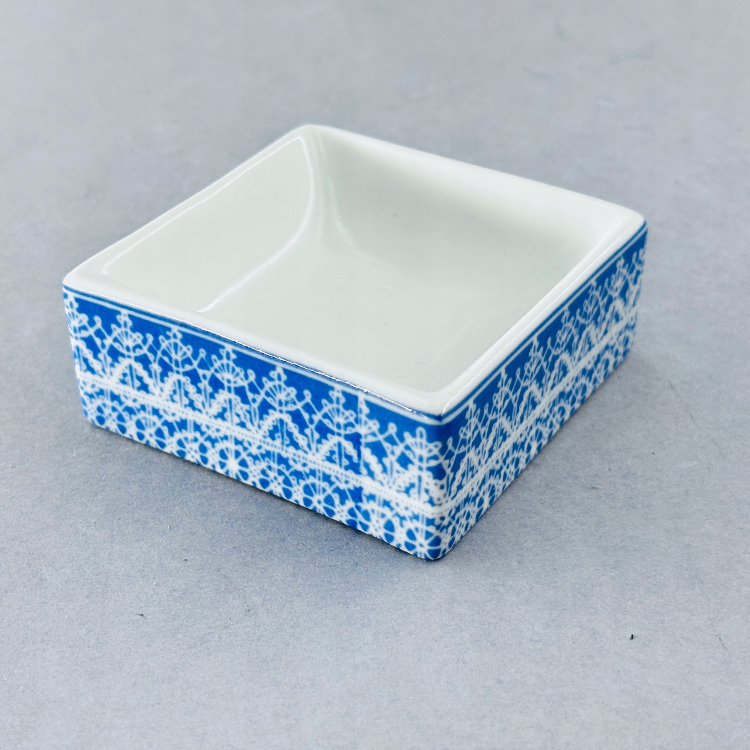 PIĘKNA MISECZKA PORCELANOWA KWADRATOWE NACZYNKO