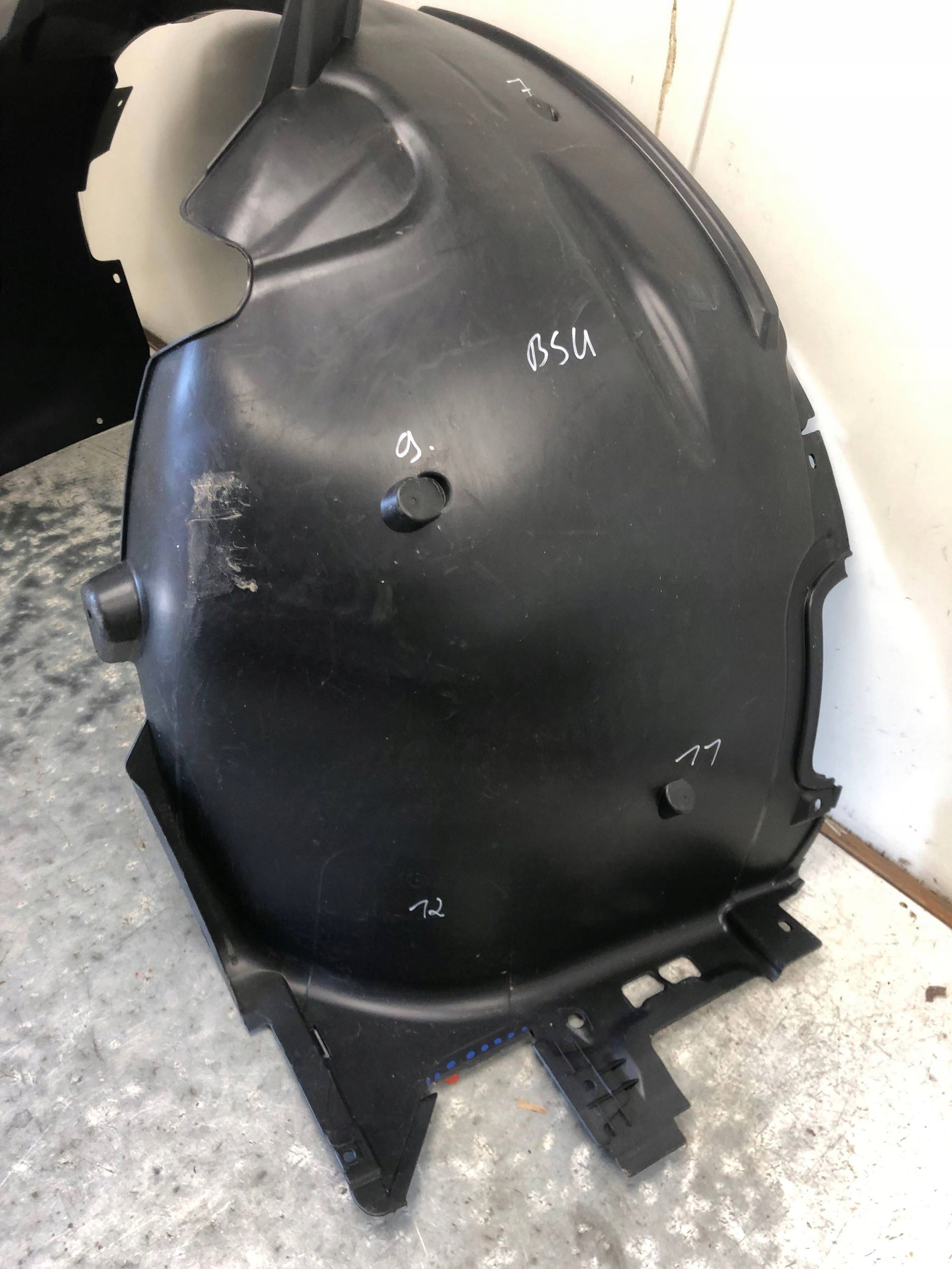 mudguard right front AUDI Q2 81M 81M821172