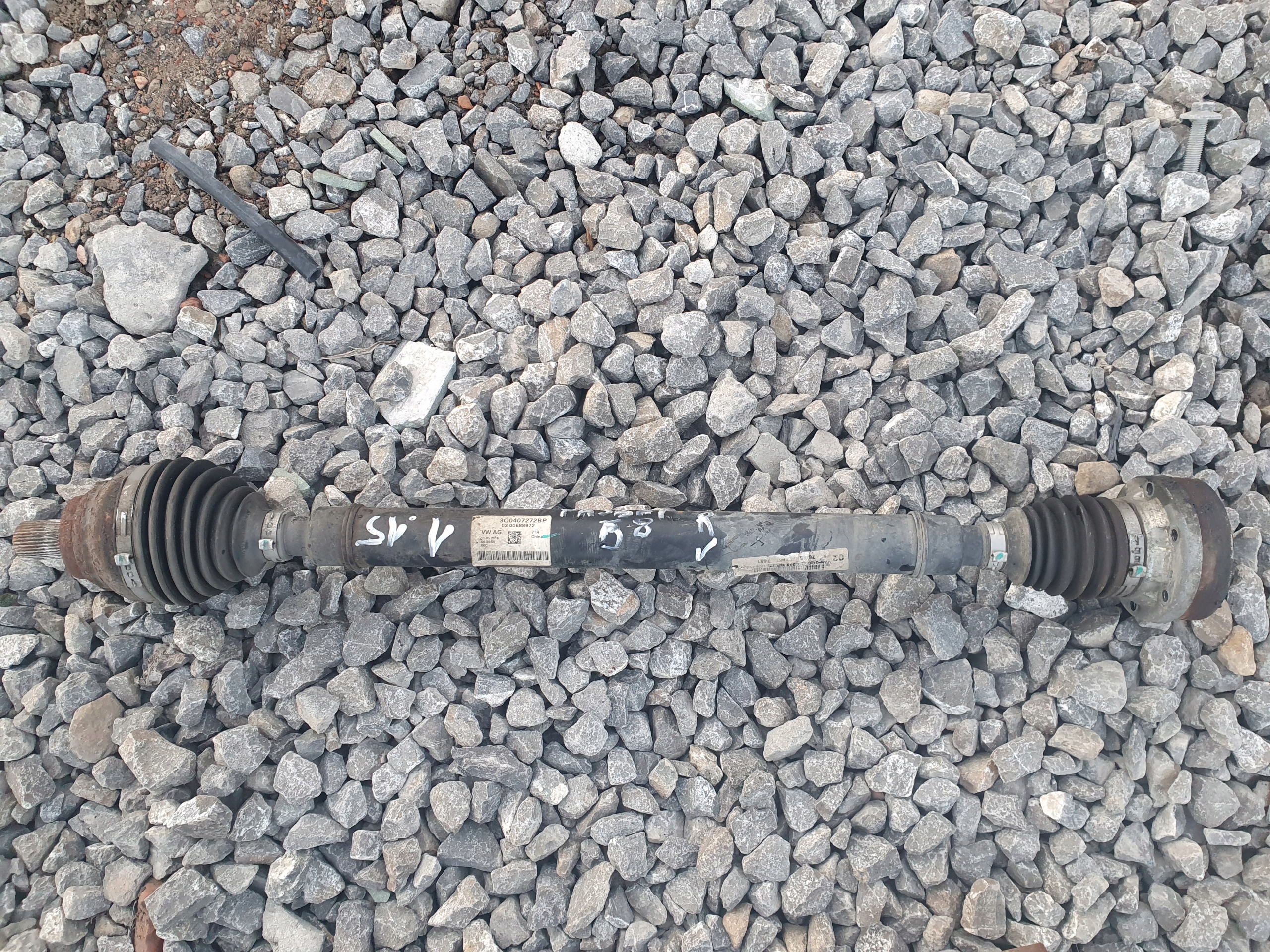 PASSAT B8 1.6 TDI правий піввісь 3q0407272bp
