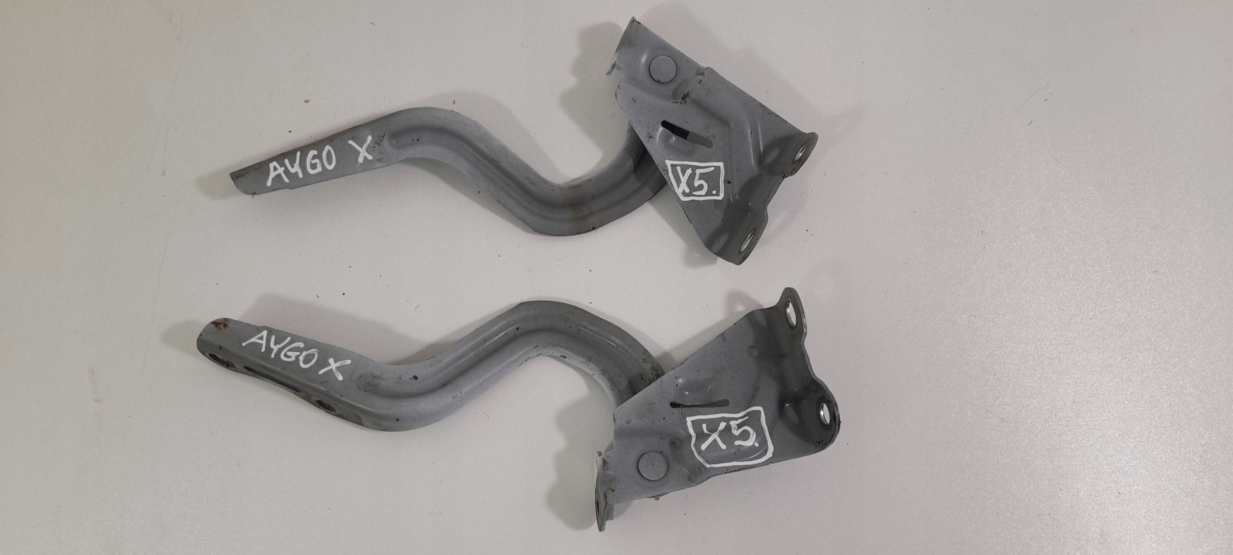 Toyota Aygo X 2024r biale Cerniere cofano (X5)