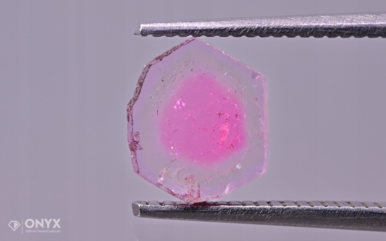Turmalín deska nepravidelná 7,5x6,5 mm