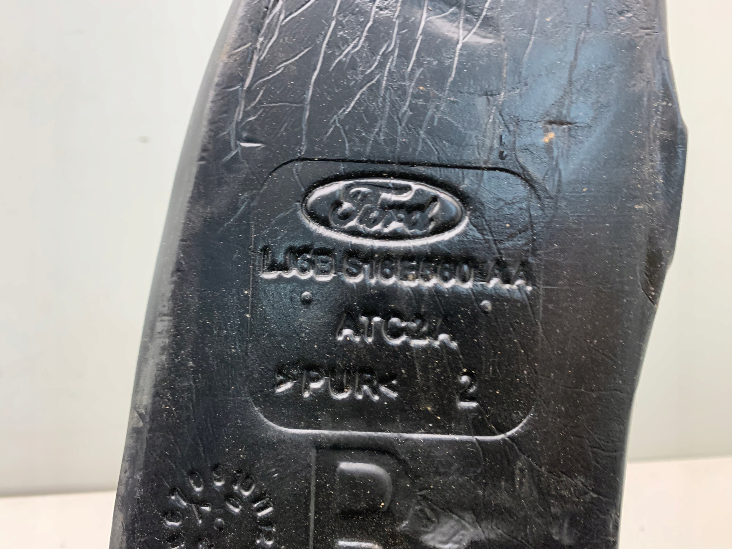 FORD KUGA MK3 WYGLUSZENIE BLOTNIKA PRAWE PIANKA Part number LJ6B S16E560 AA