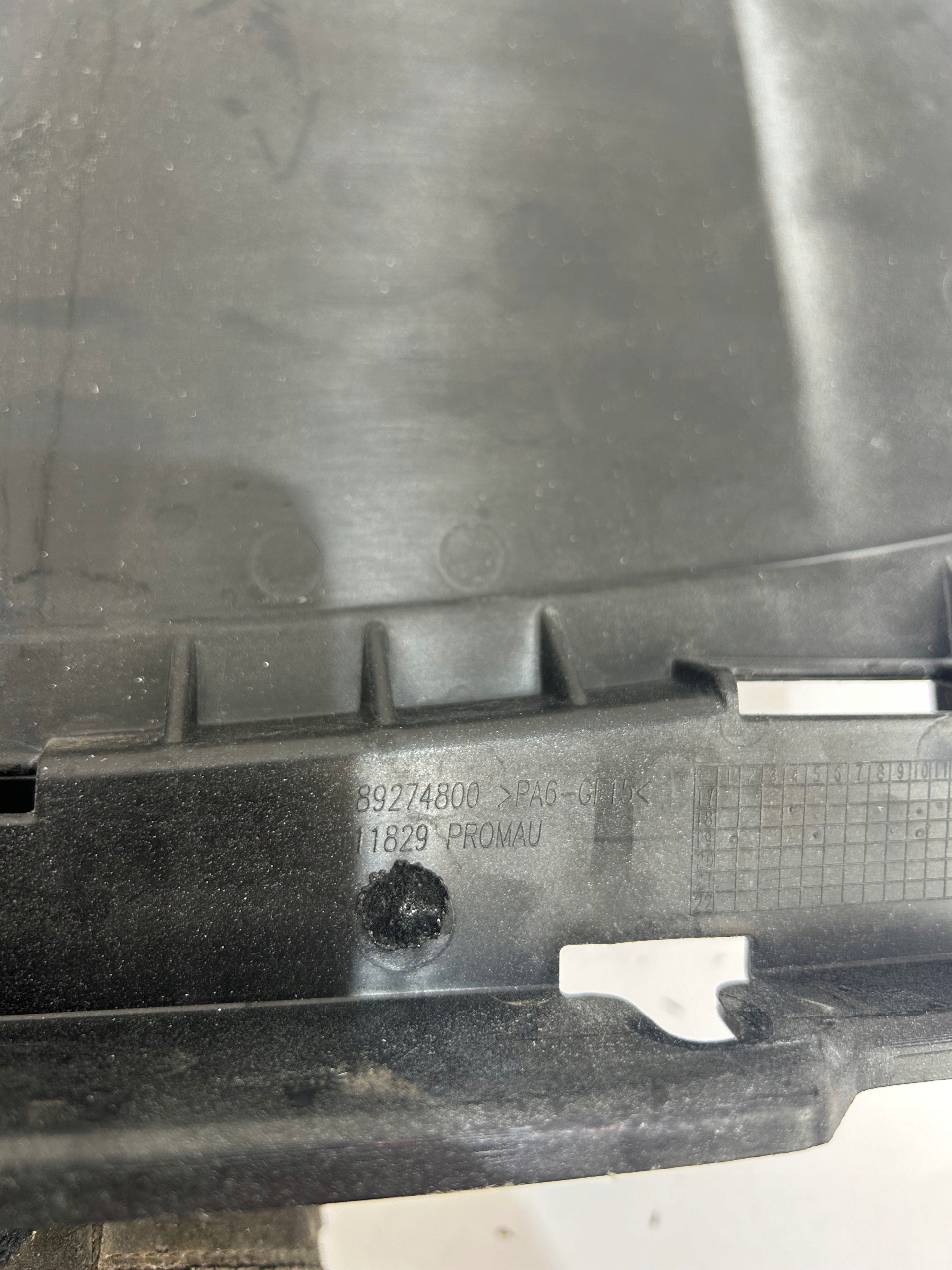 FERRARI EMBLEMAT LOGO ATRAPA 89274800 Producent części Ferrari OE