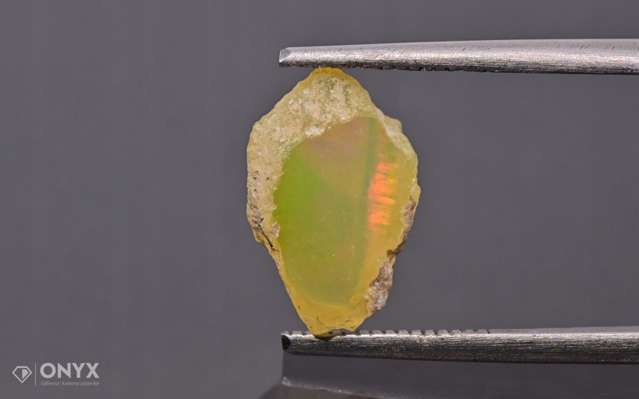 Opal z Etiopie hrudka 12x7,5 mm