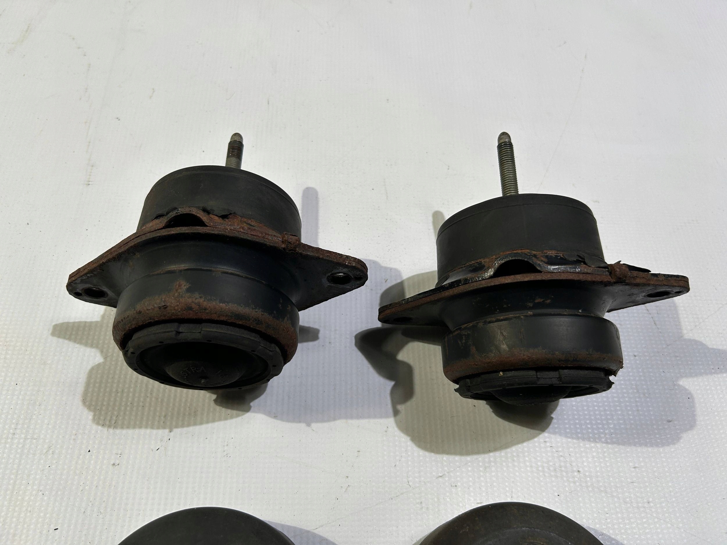console holder engine mount right left Ford Mustang 4.6 2010