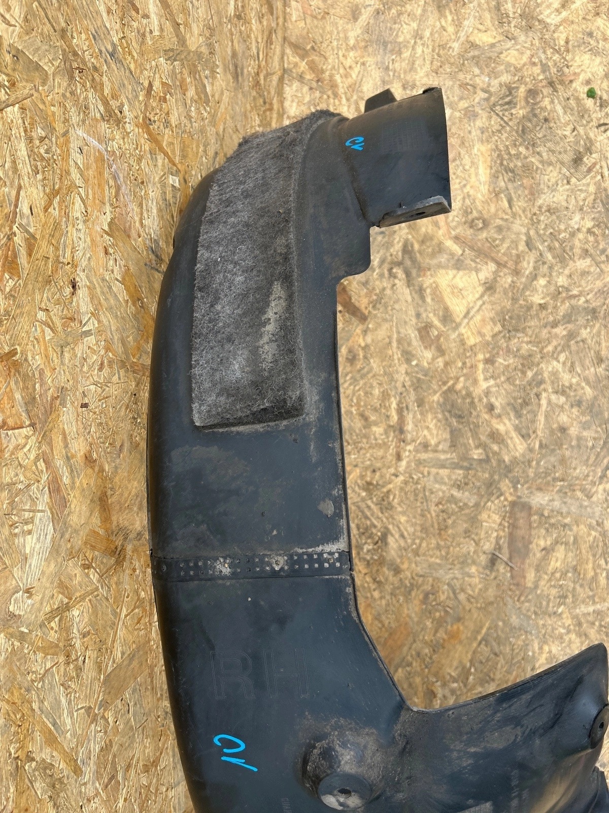 damaged mudguard right front Kia Caren’s IV 2013