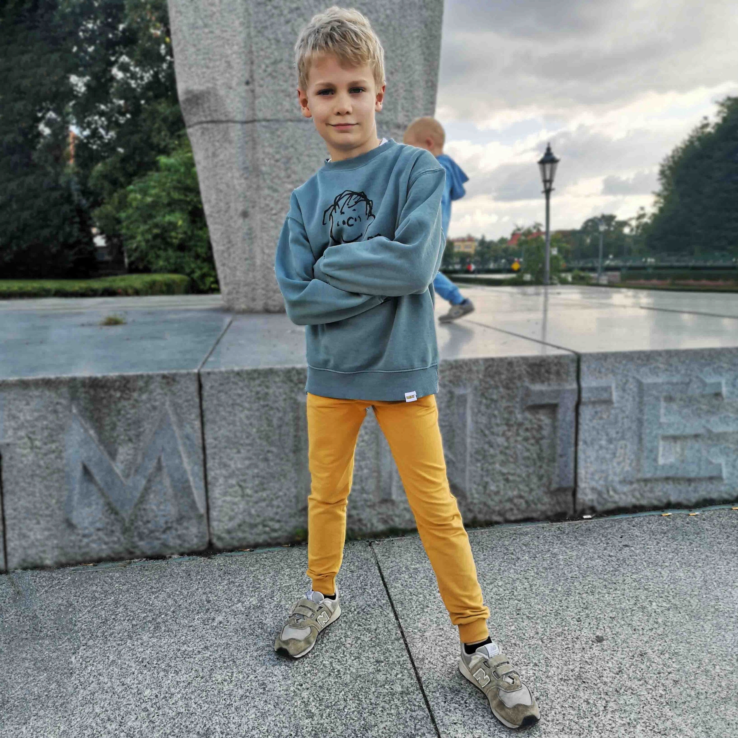 DRESOWE SPODNIE spodenki SLIM szczupłe chłopak WĄSKIE NOGAWKI granat 140 Kod producenta SPOSLIGRA140